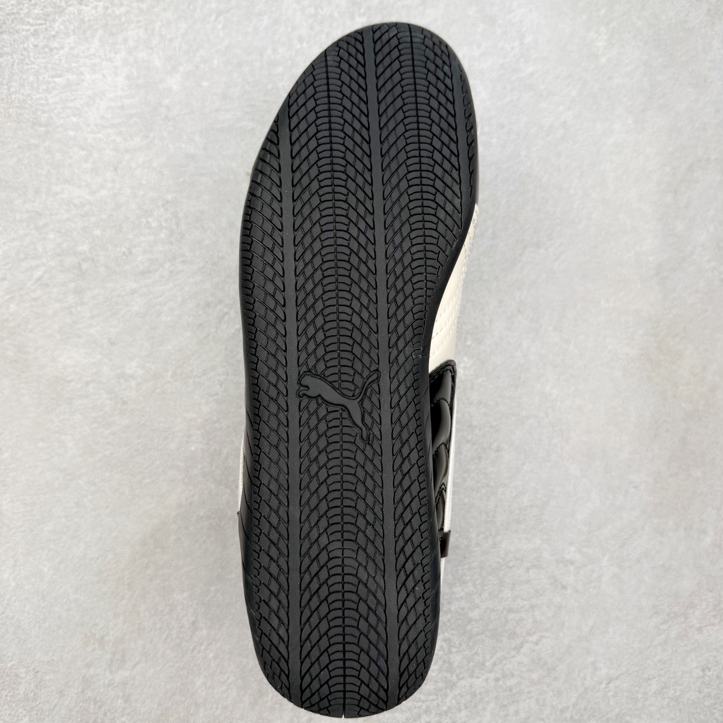 图片[9]-Rose x PUMA Speedcat 彪马联名系列情侣薄底赛车德训双鞋带舒适百搭生活休闲鞋 男女同款 鞋款从80、90年代赛车手所穿的防火赛车鞋为原型，鞋身线条模仿了赛车的流线廓形，体现了空气动力学原理的结构。简约流畅的外观，恰好又和贯穿其中的Formstrip Logo融合恰到好处，视觉上细节丰富且协调。本次Speedcat OG鞋款归来，最大看点自然式保留了窄版鞋型以及薄底构造。这两年各品牌鞋底越做越厚，Speedcat反其道而行之，上脚几乎无鞋底的效果带来耳目一新的视觉体验。鞋面依旧是以质感细腻的麂皮材质打造，并且大面积近乎全包裹的使用，复古味道也愈发浓烈。配色上更是将最原始的黑色和红色带回，向F1赛车队的标志性队服致敬。相信让各位一眼种草的更多是出挑的大红色，上脚即可瞬间点亮整体造型，在以球鞋为核心的OOTD中脱颖而出。而另一款黑色则是低调的万金油，彰显新潮个性的同时又不喧宾夺主，也是热爱简约系穿搭朋友的首选。 尺码：36 37 37.5 38 38.5 39 40 40.5 41 42 42.5 43 44 44.5 45-选品中心