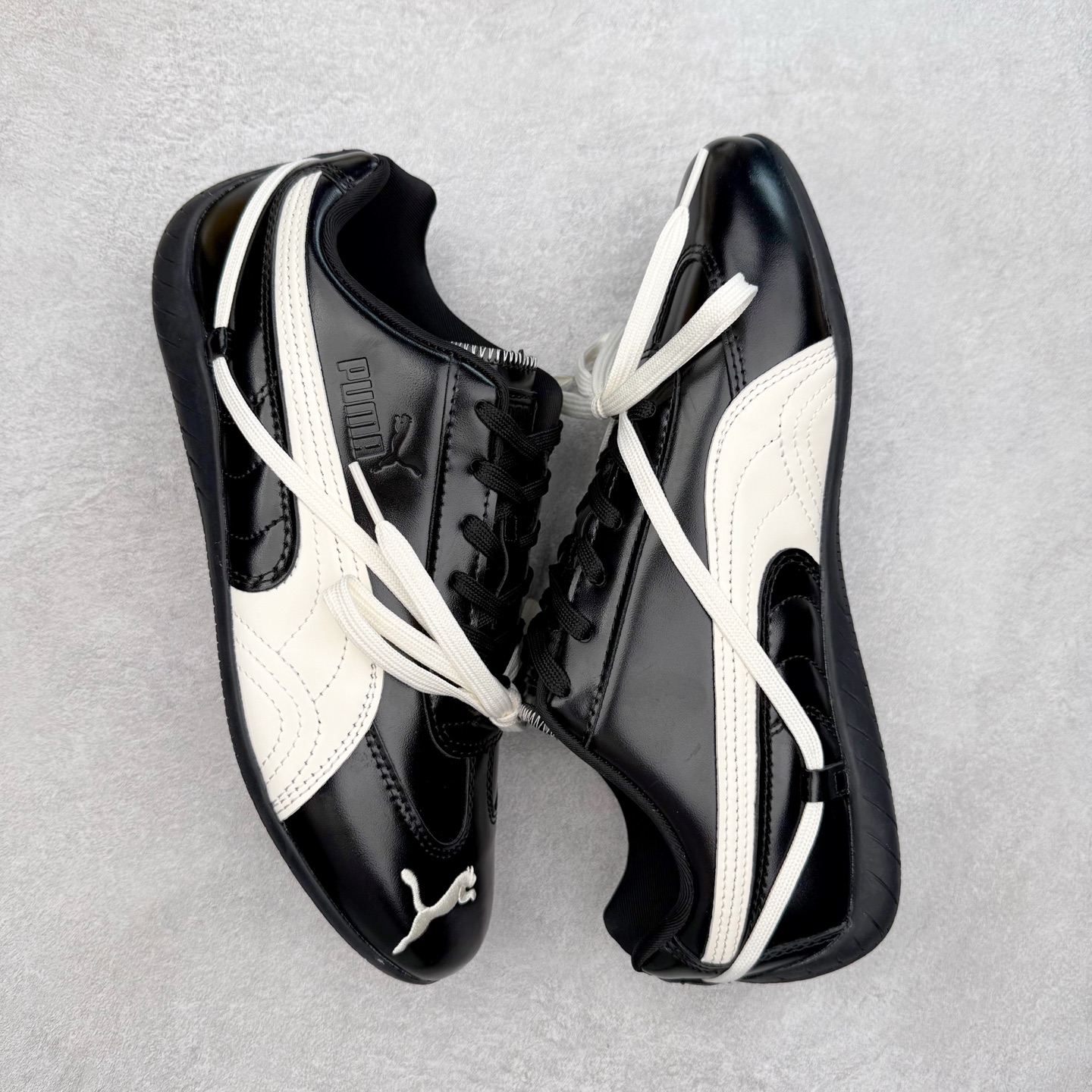 图片[3]-Rose x PUMA Speedcat 彪马联名系列情侣薄底赛车德训双鞋带舒适百搭生活休闲鞋 男女同款 鞋款从80、90年代赛车手所穿的防火赛车鞋为原型，鞋身线条模仿了赛车的流线廓形，体现了空气动力学原理的结构。简约流畅的外观，恰好又和贯穿其中的Formstrip Logo融合恰到好处，视觉上细节丰富且协调。本次Speedcat OG鞋款归来，最大看点自然式保留了窄版鞋型以及薄底构造。这两年各品牌鞋底越做越厚，Speedcat反其道而行之，上脚几乎无鞋底的效果带来耳目一新的视觉体验。鞋面依旧是以质感细腻的麂皮材质打造，并且大面积近乎全包裹的使用，复古味道也愈发浓烈。配色上更是将最原始的黑色和红色带回，向F1赛车队的标志性队服致敬。相信让各位一眼种草的更多是出挑的大红色，上脚即可瞬间点亮整体造型，在以球鞋为核心的OOTD中脱颖而出。而另一款黑色则是低调的万金油，彰显新潮个性的同时又不喧宾夺主，也是热爱简约系穿搭朋友的首选。 尺码：36 37 37.5 38 38.5 39 40 40.5 41 42 42.5 43 44 44.5 45-选品中心