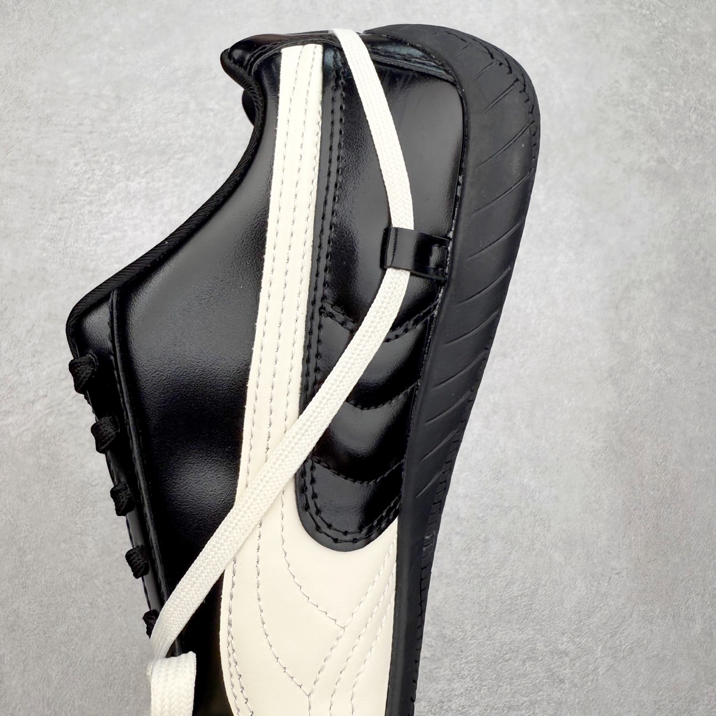 图片[7]-Rose x PUMA Speedcat 彪马联名系列情侣薄底赛车德训双鞋带舒适百搭生活休闲鞋 男女同款 鞋款从80、90年代赛车手所穿的防火赛车鞋为原型，鞋身线条模仿了赛车的流线廓形，体现了空气动力学原理的结构。简约流畅的外观，恰好又和贯穿其中的Formstrip Logo融合恰到好处，视觉上细节丰富且协调。本次Speedcat OG鞋款归来，最大看点自然式保留了窄版鞋型以及薄底构造。这两年各品牌鞋底越做越厚，Speedcat反其道而行之，上脚几乎无鞋底的效果带来耳目一新的视觉体验。鞋面依旧是以质感细腻的麂皮材质打造，并且大面积近乎全包裹的使用，复古味道也愈发浓烈。配色上更是将最原始的黑色和红色带回，向F1赛车队的标志性队服致敬。相信让各位一眼种草的更多是出挑的大红色，上脚即可瞬间点亮整体造型，在以球鞋为核心的OOTD中脱颖而出。而另一款黑色则是低调的万金油，彰显新潮个性的同时又不喧宾夺主，也是热爱简约系穿搭朋友的首选。 尺码：36 37 37.5 38 38.5 39 40 40.5 41 42 42.5 43 44 44.5 45-选品中心