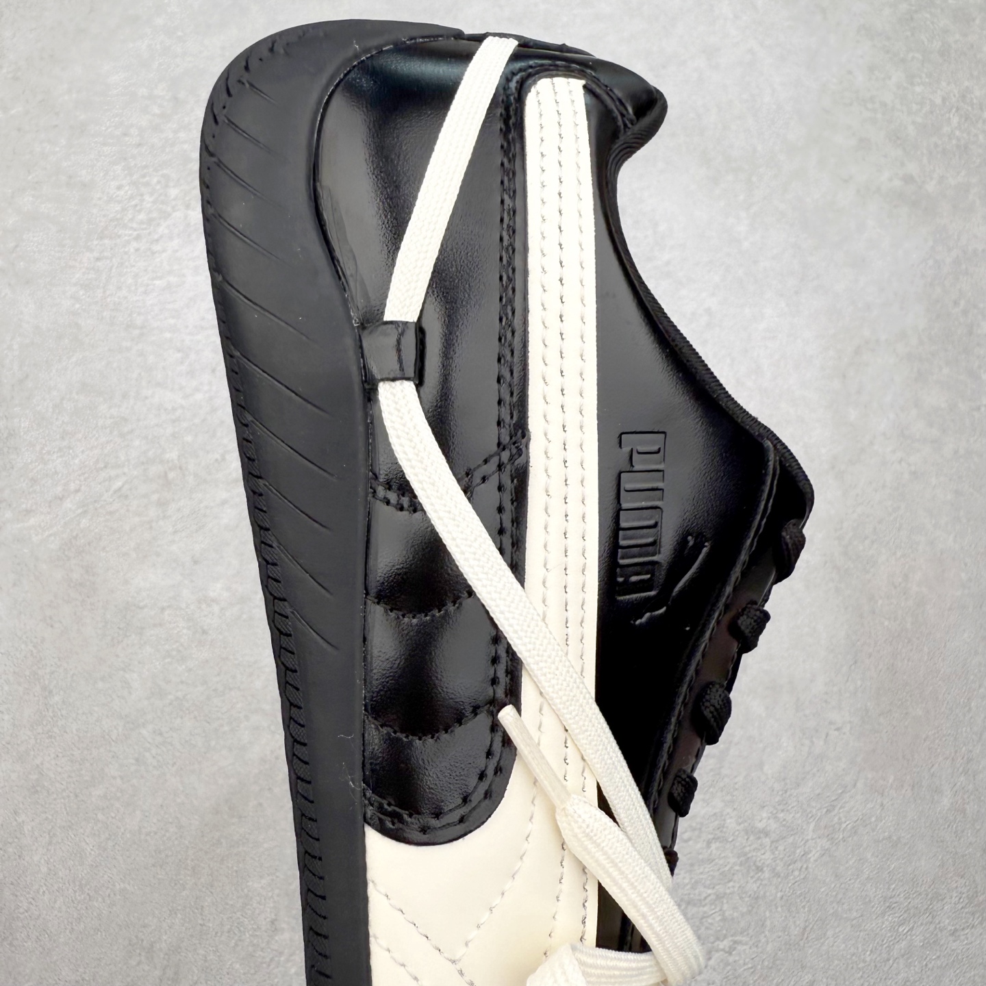 图片[6]-Rose x PUMA Speedcat 彪马联名系列情侣薄底赛车德训双鞋带舒适百搭生活休闲鞋 男女同款 鞋款从80、90年代赛车手所穿的防火赛车鞋为原型，鞋身线条模仿了赛车的流线廓形，体现了空气动力学原理的结构。简约流畅的外观，恰好又和贯穿其中的Formstrip Logo融合恰到好处，视觉上细节丰富且协调。本次Speedcat OG鞋款归来，最大看点自然式保留了窄版鞋型以及薄底构造。这两年各品牌鞋底越做越厚，Speedcat反其道而行之，上脚几乎无鞋底的效果带来耳目一新的视觉体验。鞋面依旧是以质感细腻的麂皮材质打造，并且大面积近乎全包裹的使用，复古味道也愈发浓烈。配色上更是将最原始的黑色和红色带回，向F1赛车队的标志性队服致敬。相信让各位一眼种草的更多是出挑的大红色，上脚即可瞬间点亮整体造型，在以球鞋为核心的OOTD中脱颖而出。而另一款黑色则是低调的万金油，彰显新潮个性的同时又不喧宾夺主，也是热爱简约系穿搭朋友的首选。 尺码：36 37 37.5 38 38.5 39 40 40.5 41 42 42.5 43 44 44.5 45-选品中心