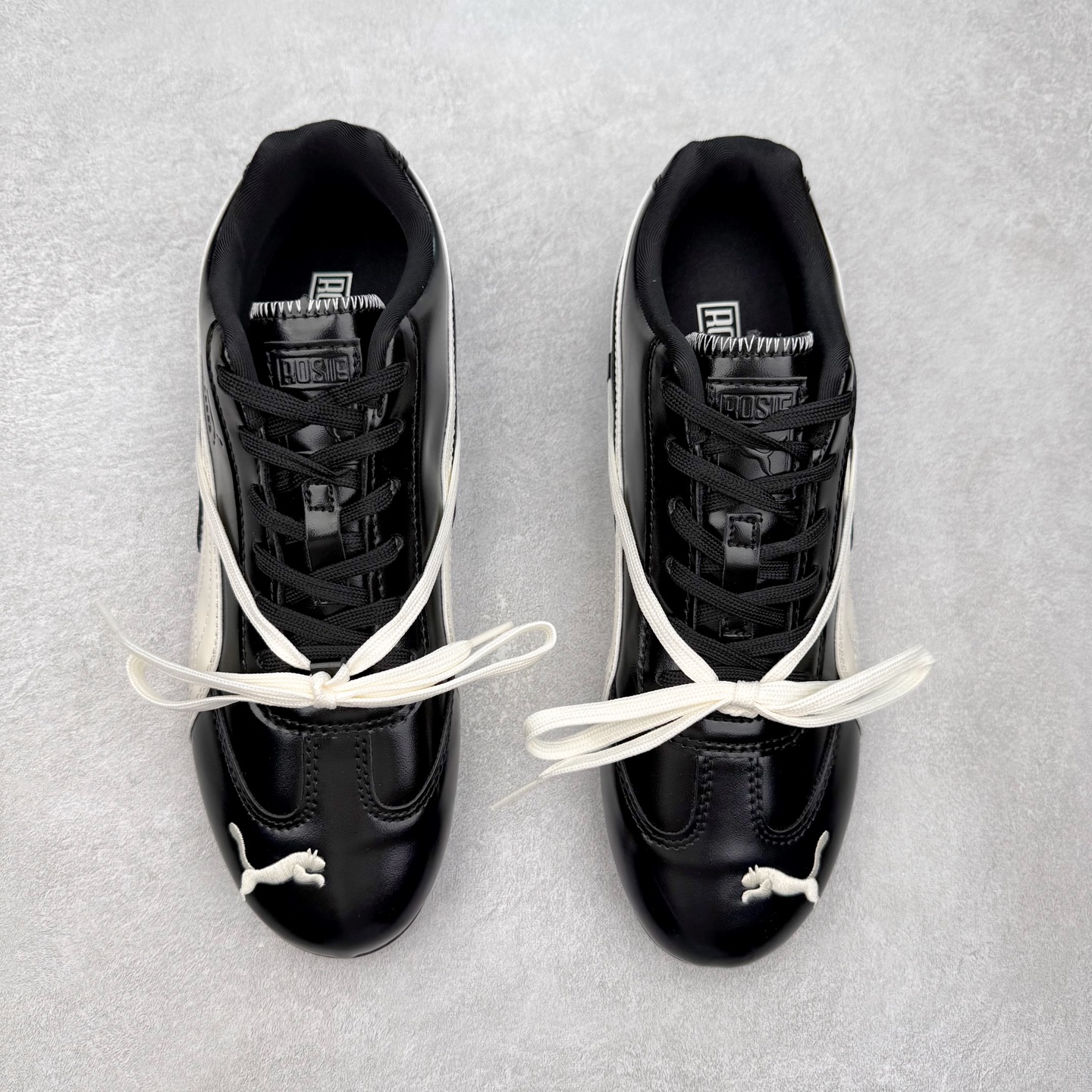 图片[2]-Rose x PUMA Speedcat 彪马联名系列情侣薄底赛车德训双鞋带舒适百搭生活休闲鞋 男女同款 鞋款从80、90年代赛车手所穿的防火赛车鞋为原型，鞋身线条模仿了赛车的流线廓形，体现了空气动力学原理的结构。简约流畅的外观，恰好又和贯穿其中的Formstrip Logo融合恰到好处，视觉上细节丰富且协调。本次Speedcat OG鞋款归来，最大看点自然式保留了窄版鞋型以及薄底构造。这两年各品牌鞋底越做越厚，Speedcat反其道而行之，上脚几乎无鞋底的效果带来耳目一新的视觉体验。鞋面依旧是以质感细腻的麂皮材质打造，并且大面积近乎全包裹的使用，复古味道也愈发浓烈。配色上更是将最原始的黑色和红色带回，向F1赛车队的标志性队服致敬。相信让各位一眼种草的更多是出挑的大红色，上脚即可瞬间点亮整体造型，在以球鞋为核心的OOTD中脱颖而出。而另一款黑色则是低调的万金油，彰显新潮个性的同时又不喧宾夺主，也是热爱简约系穿搭朋友的首选。 尺码：36 37 37.5 38 38.5 39 40 40.5 41 42 42.5 43 44 44.5 45-选品中心