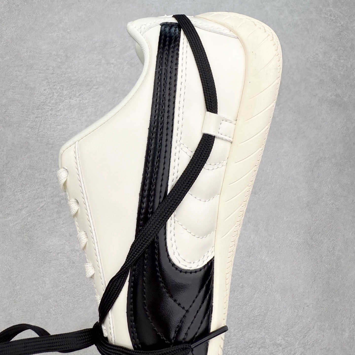 图片[7]-Rose x PUMA Speedcat 彪马联名系列情侣薄底赛车德训双鞋带舒适百搭生活休闲鞋 男女同款 鞋款从80、90年代赛车手所穿的防火赛车鞋为原型，鞋身线条模仿了赛车的流线廓形，体现了空气动力学原理的结构。简约流畅的外观，恰好又和贯穿其中的Formstrip Logo融合恰到好处，视觉上细节丰富且协调。本次Speedcat OG鞋款归来，最大看点自然式保留了窄版鞋型以及薄底构造。这两年各品牌鞋底越做越厚，Speedcat反其道而行之，上脚几乎无鞋底的效果带来耳目一新的视觉体验。鞋面依旧是以质感细腻的麂皮材质打造，并且大面积近乎全包裹的使用，复古味道也愈发浓烈。配色上更是将最原始的黑色和红色带回，向F1赛车队的标志性队服致敬。相信让各位一眼种草的更多是出挑的大红色，上脚即可瞬间点亮整体造型，在以球鞋为核心的OOTD中脱颖而出。而另一款黑色则是低调的万金油，彰显新潮个性的同时又不喧宾夺主，也是热爱简约系穿搭朋友的首选。 尺码：36 37 37.5 38 38.5 39 40 40.5 41 42 42.5 43 44 44.5 45-选品中心