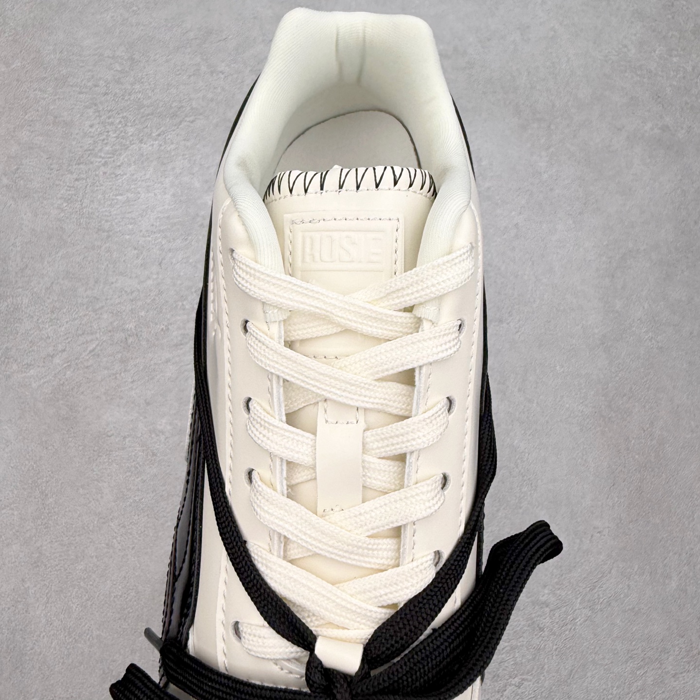 图片[5]-Rose x PUMA Speedcat 彪马联名系列情侣薄底赛车德训双鞋带舒适百搭生活休闲鞋 男女同款 鞋款从80、90年代赛车手所穿的防火赛车鞋为原型，鞋身线条模仿了赛车的流线廓形，体现了空气动力学原理的结构。简约流畅的外观，恰好又和贯穿其中的Formstrip Logo融合恰到好处，视觉上细节丰富且协调。本次Speedcat OG鞋款归来，最大看点自然式保留了窄版鞋型以及薄底构造。这两年各品牌鞋底越做越厚，Speedcat反其道而行之，上脚几乎无鞋底的效果带来耳目一新的视觉体验。鞋面依旧是以质感细腻的麂皮材质打造，并且大面积近乎全包裹的使用，复古味道也愈发浓烈。配色上更是将最原始的黑色和红色带回，向F1赛车队的标志性队服致敬。相信让各位一眼种草的更多是出挑的大红色，上脚即可瞬间点亮整体造型，在以球鞋为核心的OOTD中脱颖而出。而另一款黑色则是低调的万金油，彰显新潮个性的同时又不喧宾夺主，也是热爱简约系穿搭朋友的首选。 尺码：36 37 37.5 38 38.5 39 40 40.5 41 42 42.5 43 44 44.5 45-选品中心