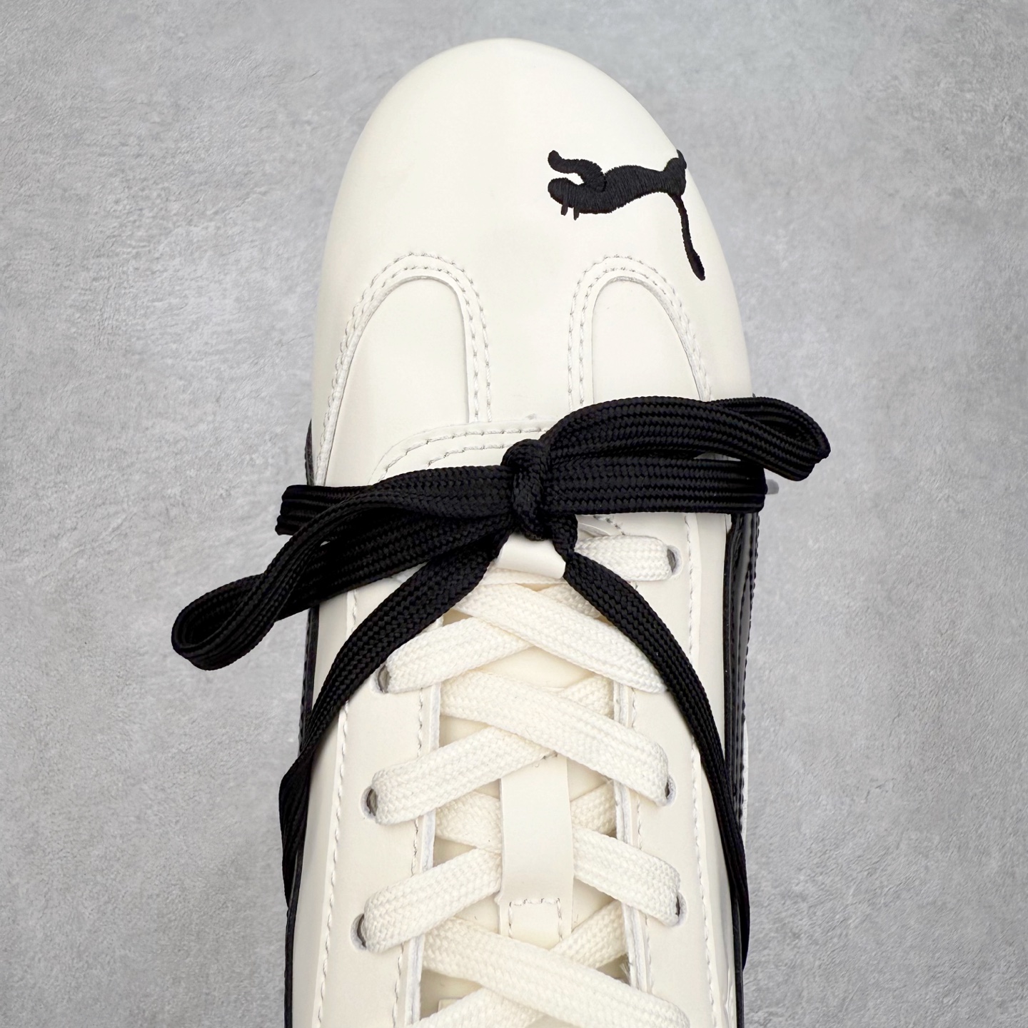 图片[4]-Rose x PUMA Speedcat 彪马联名系列情侣薄底赛车德训双鞋带舒适百搭生活休闲鞋 男女同款 鞋款从80、90年代赛车手所穿的防火赛车鞋为原型，鞋身线条模仿了赛车的流线廓形，体现了空气动力学原理的结构。简约流畅的外观，恰好又和贯穿其中的Formstrip Logo融合恰到好处，视觉上细节丰富且协调。本次Speedcat OG鞋款归来，最大看点自然式保留了窄版鞋型以及薄底构造。这两年各品牌鞋底越做越厚，Speedcat反其道而行之，上脚几乎无鞋底的效果带来耳目一新的视觉体验。鞋面依旧是以质感细腻的麂皮材质打造，并且大面积近乎全包裹的使用，复古味道也愈发浓烈。配色上更是将最原始的黑色和红色带回，向F1赛车队的标志性队服致敬。相信让各位一眼种草的更多是出挑的大红色，上脚即可瞬间点亮整体造型，在以球鞋为核心的OOTD中脱颖而出。而另一款黑色则是低调的万金油，彰显新潮个性的同时又不喧宾夺主，也是热爱简约系穿搭朋友的首选。 尺码：36 37 37.5 38 38.5 39 40 40.5 41 42 42.5 43 44 44.5 45-选品中心