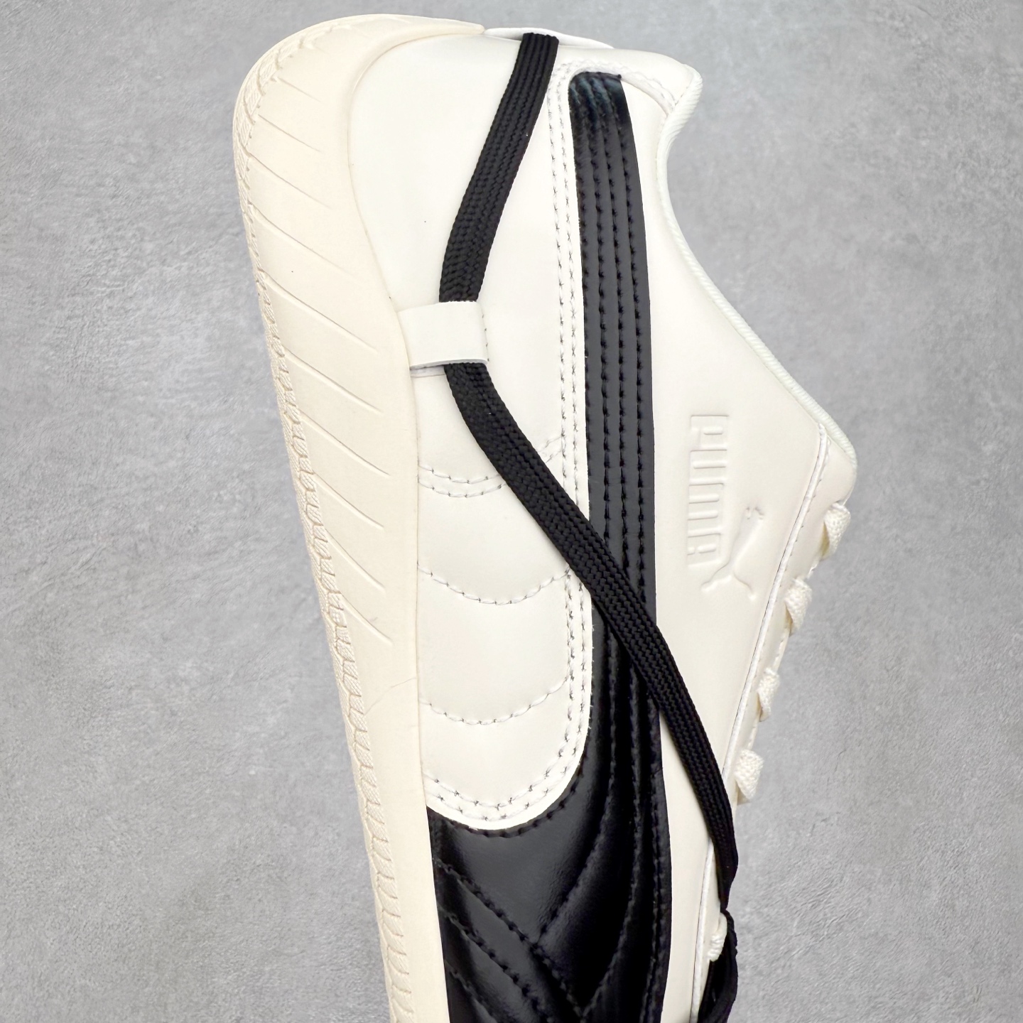 图片[6]-Rose x PUMA Speedcat 彪马联名系列情侣薄底赛车德训双鞋带舒适百搭生活休闲鞋 男女同款 鞋款从80、90年代赛车手所穿的防火赛车鞋为原型，鞋身线条模仿了赛车的流线廓形，体现了空气动力学原理的结构。简约流畅的外观，恰好又和贯穿其中的Formstrip Logo融合恰到好处，视觉上细节丰富且协调。本次Speedcat OG鞋款归来，最大看点自然式保留了窄版鞋型以及薄底构造。这两年各品牌鞋底越做越厚，Speedcat反其道而行之，上脚几乎无鞋底的效果带来耳目一新的视觉体验。鞋面依旧是以质感细腻的麂皮材质打造，并且大面积近乎全包裹的使用，复古味道也愈发浓烈。配色上更是将最原始的黑色和红色带回，向F1赛车队的标志性队服致敬。相信让各位一眼种草的更多是出挑的大红色，上脚即可瞬间点亮整体造型，在以球鞋为核心的OOTD中脱颖而出。而另一款黑色则是低调的万金油，彰显新潮个性的同时又不喧宾夺主，也是热爱简约系穿搭朋友的首选。 尺码：36 37 37.5 38 38.5 39 40 40.5 41 42 42.5 43 44 44.5 45-选品中心