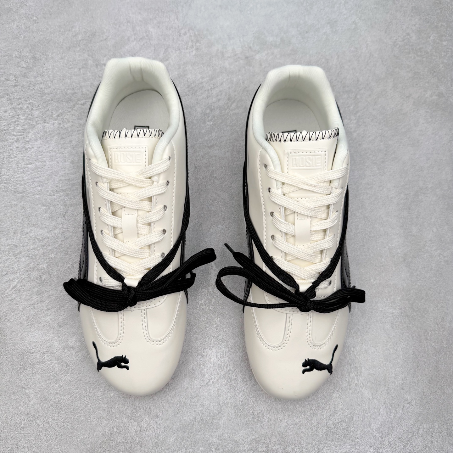 图片[2]-Rose x PUMA Speedcat 彪马联名系列情侣薄底赛车德训双鞋带舒适百搭生活休闲鞋 男女同款 鞋款从80、90年代赛车手所穿的防火赛车鞋为原型，鞋身线条模仿了赛车的流线廓形，体现了空气动力学原理的结构。简约流畅的外观，恰好又和贯穿其中的Formstrip Logo融合恰到好处，视觉上细节丰富且协调。本次Speedcat OG鞋款归来，最大看点自然式保留了窄版鞋型以及薄底构造。这两年各品牌鞋底越做越厚，Speedcat反其道而行之，上脚几乎无鞋底的效果带来耳目一新的视觉体验。鞋面依旧是以质感细腻的麂皮材质打造，并且大面积近乎全包裹的使用，复古味道也愈发浓烈。配色上更是将最原始的黑色和红色带回，向F1赛车队的标志性队服致敬。相信让各位一眼种草的更多是出挑的大红色，上脚即可瞬间点亮整体造型，在以球鞋为核心的OOTD中脱颖而出。而另一款黑色则是低调的万金油，彰显新潮个性的同时又不喧宾夺主，也是热爱简约系穿搭朋友的首选。 尺码：36 37 37.5 38 38.5 39 40 40.5 41 42 42.5 43 44 44.5 45-选品中心