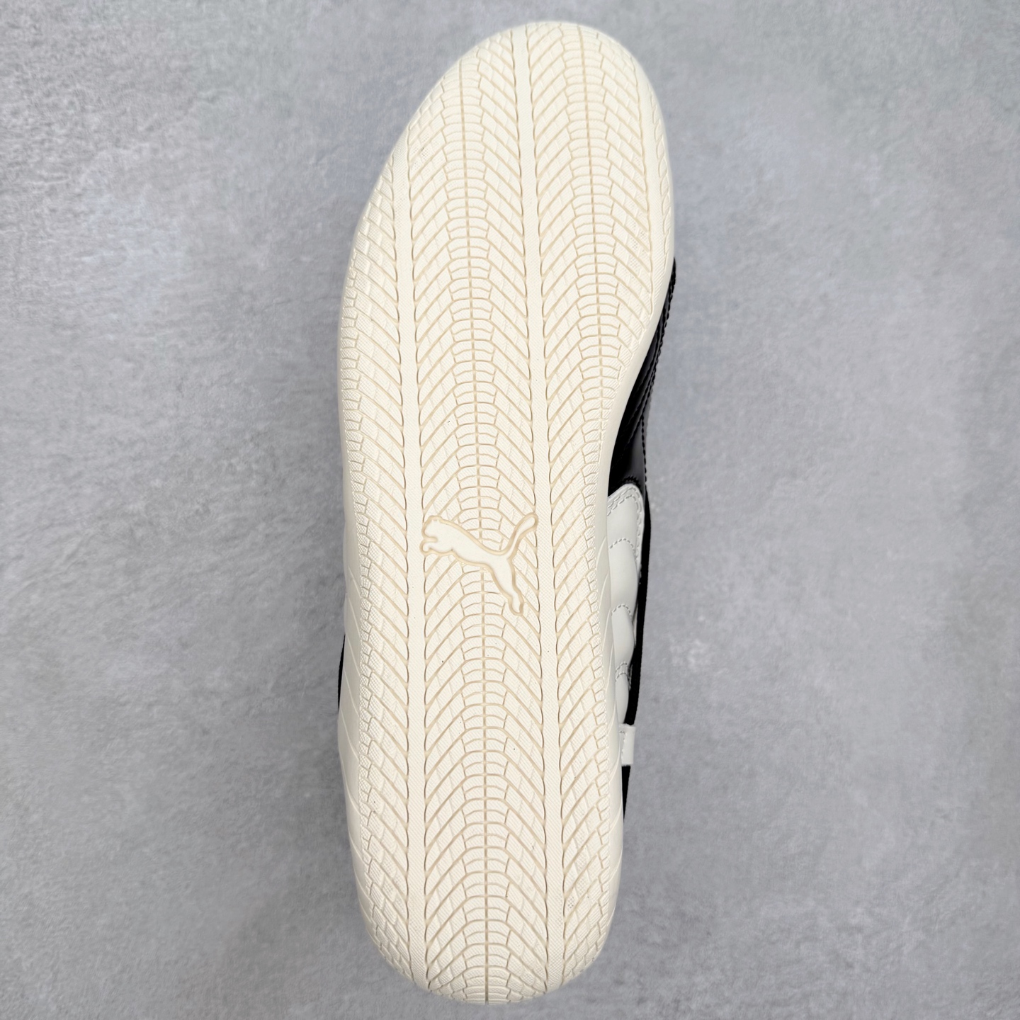 图片[9]-Rose x PUMA Speedcat 彪马联名系列情侣薄底赛车德训双鞋带舒适百搭生活休闲鞋 男女同款 鞋款从80、90年代赛车手所穿的防火赛车鞋为原型，鞋身线条模仿了赛车的流线廓形，体现了空气动力学原理的结构。简约流畅的外观，恰好又和贯穿其中的Formstrip Logo融合恰到好处，视觉上细节丰富且协调。本次Speedcat OG鞋款归来，最大看点自然式保留了窄版鞋型以及薄底构造。这两年各品牌鞋底越做越厚，Speedcat反其道而行之，上脚几乎无鞋底的效果带来耳目一新的视觉体验。鞋面依旧是以质感细腻的麂皮材质打造，并且大面积近乎全包裹的使用，复古味道也愈发浓烈。配色上更是将最原始的黑色和红色带回，向F1赛车队的标志性队服致敬。相信让各位一眼种草的更多是出挑的大红色，上脚即可瞬间点亮整体造型，在以球鞋为核心的OOTD中脱颖而出。而另一款黑色则是低调的万金油，彰显新潮个性的同时又不喧宾夺主，也是热爱简约系穿搭朋友的首选。 尺码：36 37 37.5 38 38.5 39 40 40.5 41 42 42.5 43 44 44.5 45-选品中心