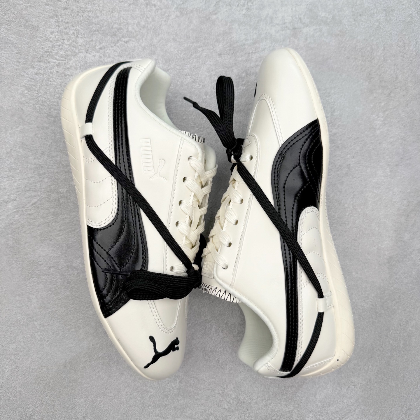 图片[3]-Rose x PUMA Speedcat 彪马联名系列情侣薄底赛车德训双鞋带舒适百搭生活休闲鞋 男女同款 鞋款从80、90年代赛车手所穿的防火赛车鞋为原型，鞋身线条模仿了赛车的流线廓形，体现了空气动力学原理的结构。简约流畅的外观，恰好又和贯穿其中的Formstrip Logo融合恰到好处，视觉上细节丰富且协调。本次Speedcat OG鞋款归来，最大看点自然式保留了窄版鞋型以及薄底构造。这两年各品牌鞋底越做越厚，Speedcat反其道而行之，上脚几乎无鞋底的效果带来耳目一新的视觉体验。鞋面依旧是以质感细腻的麂皮材质打造，并且大面积近乎全包裹的使用，复古味道也愈发浓烈。配色上更是将最原始的黑色和红色带回，向F1赛车队的标志性队服致敬。相信让各位一眼种草的更多是出挑的大红色，上脚即可瞬间点亮整体造型，在以球鞋为核心的OOTD中脱颖而出。而另一款黑色则是低调的万金油，彰显新潮个性的同时又不喧宾夺主，也是热爱简约系穿搭朋友的首选。 尺码：36 37 37.5 38 38.5 39 40 40.5 41 42 42.5 43 44 44.5 45-选品中心