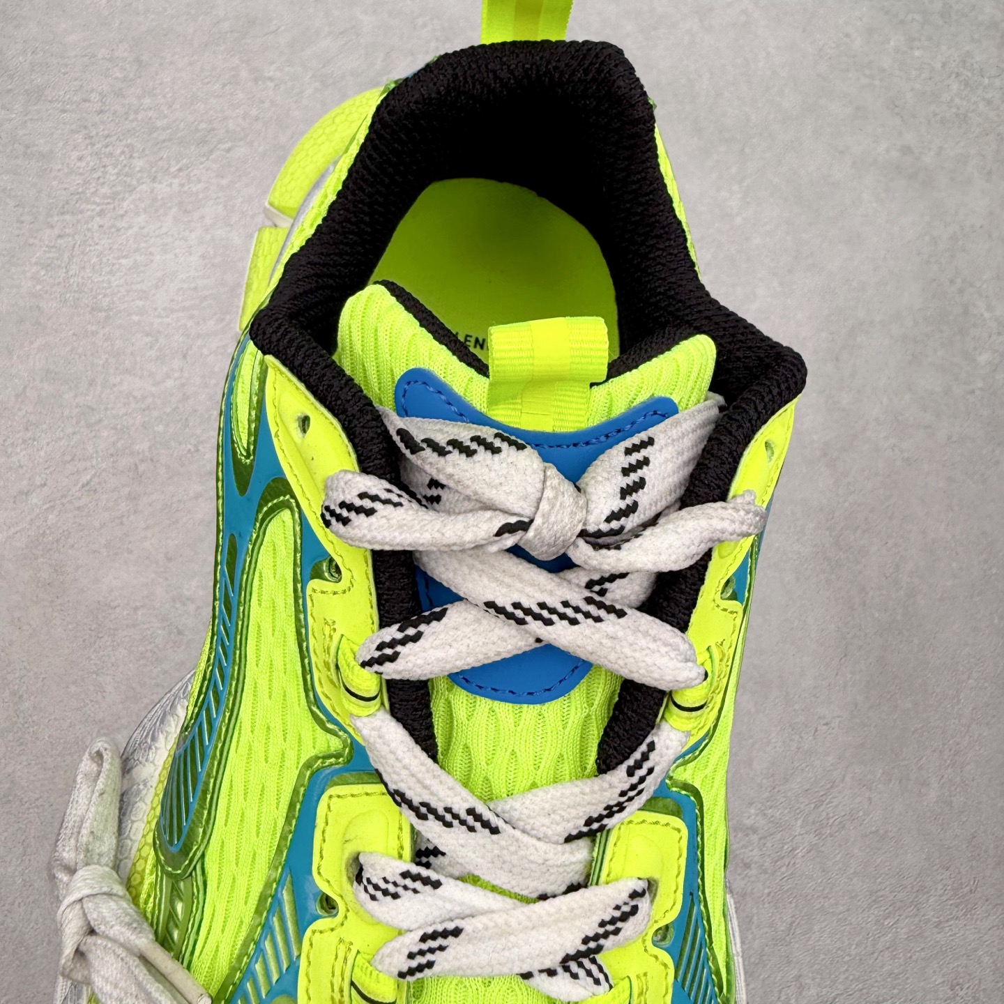 图片[5]-＃纯原福利 BALENCIAGA 3XL Sneakers 巴黎世家十代网布系带低帮走秀复古老爹鞋 全套原纸板楦头开发 最原汁原味的灵魂版型 全鞋荧光划线卡点 胶水把控整洁度追求极致完美 每一双都是工艺品 多重QC质检 超越公司货的品控标准 实实在在的免检产品 原盒原配 正确字体电绣 粗细、位置、大小正确 侧边TPU 透气孔匹配意产原版 正确分离大底 TPU软底 原版一致大底LOGO 立体感十足 原厂皮料水洗做旧 采购原厂网纱 不含皮革 网布材料和聚氨酯 磨损效果 鞋头边缘和后帮 Balenciaga 徽标 鞋面和后跟凸印尺码 鞋舌 3XL 橡胶品牌标识和反光细节 鞋帮拉袢和鞋舌拉祥 配反光细节 备用鞋带在鞋履前侧 可在穿着前取下 便于不同造型搭配 偏大一码 尺码：35 36 37 38 39 40 41 42 43 44 45 46-选品中心