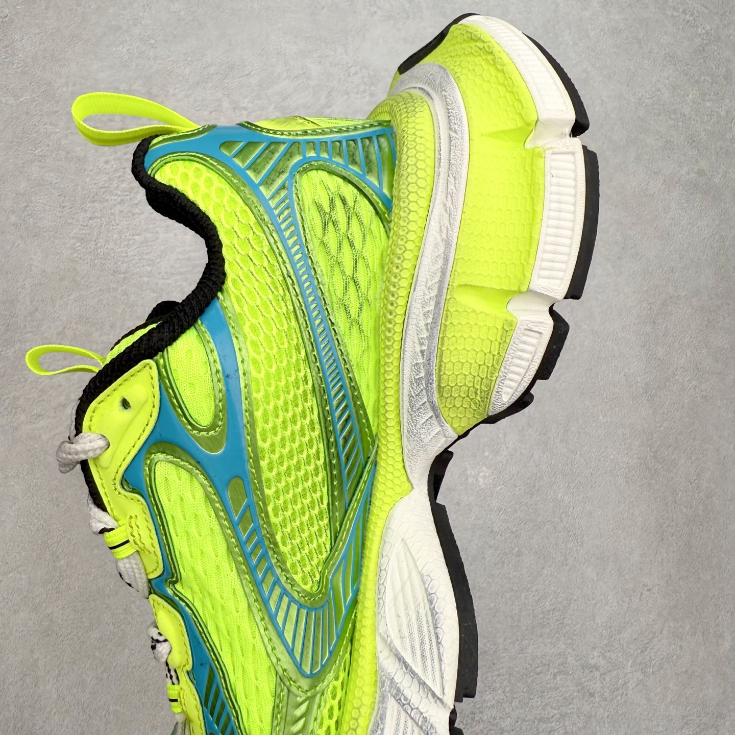 图片[7]-＃纯原福利 BALENCIAGA 3XL Sneakers 巴黎世家十代网布系带低帮走秀复古老爹鞋 全套原纸板楦头开发 最原汁原味的灵魂版型 全鞋荧光划线卡点 胶水把控整洁度追求极致完美 每一双都是工艺品 多重QC质检 超越公司货的品控标准 实实在在的免检产品 原盒原配 正确字体电绣 粗细、位置、大小正确 侧边TPU 透气孔匹配意产原版 正确分离大底 TPU软底 原版一致大底LOGO 立体感十足 原厂皮料水洗做旧 采购原厂网纱 不含皮革 网布材料和聚氨酯 磨损效果 鞋头边缘和后帮 Balenciaga 徽标 鞋面和后跟凸印尺码 鞋舌 3XL 橡胶品牌标识和反光细节 鞋帮拉袢和鞋舌拉祥 配反光细节 备用鞋带在鞋履前侧 可在穿着前取下 便于不同造型搭配 偏大一码 尺码：35 36 37 38 39 40 41 42 43 44 45 46-选品中心