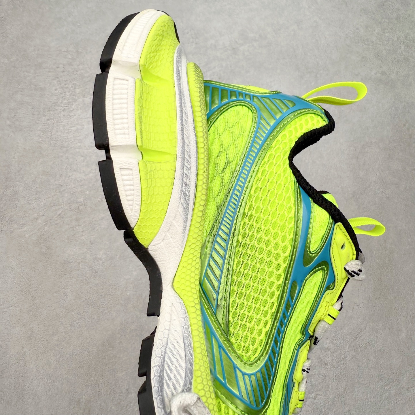 图片[6]-＃纯原福利 BALENCIAGA 3XL Sneakers 巴黎世家十代网布系带低帮走秀复古老爹鞋 全套原纸板楦头开发 最原汁原味的灵魂版型 全鞋荧光划线卡点 胶水把控整洁度追求极致完美 每一双都是工艺品 多重QC质检 超越公司货的品控标准 实实在在的免检产品 原盒原配 正确字体电绣 粗细、位置、大小正确 侧边TPU 透气孔匹配意产原版 正确分离大底 TPU软底 原版一致大底LOGO 立体感十足 原厂皮料水洗做旧 采购原厂网纱 不含皮革 网布材料和聚氨酯 磨损效果 鞋头边缘和后帮 Balenciaga 徽标 鞋面和后跟凸印尺码 鞋舌 3XL 橡胶品牌标识和反光细节 鞋帮拉袢和鞋舌拉祥 配反光细节 备用鞋带在鞋履前侧 可在穿着前取下 便于不同造型搭配 偏大一码 尺码：35 36 37 38 39 40 41 42 43 44 45 46-选品中心