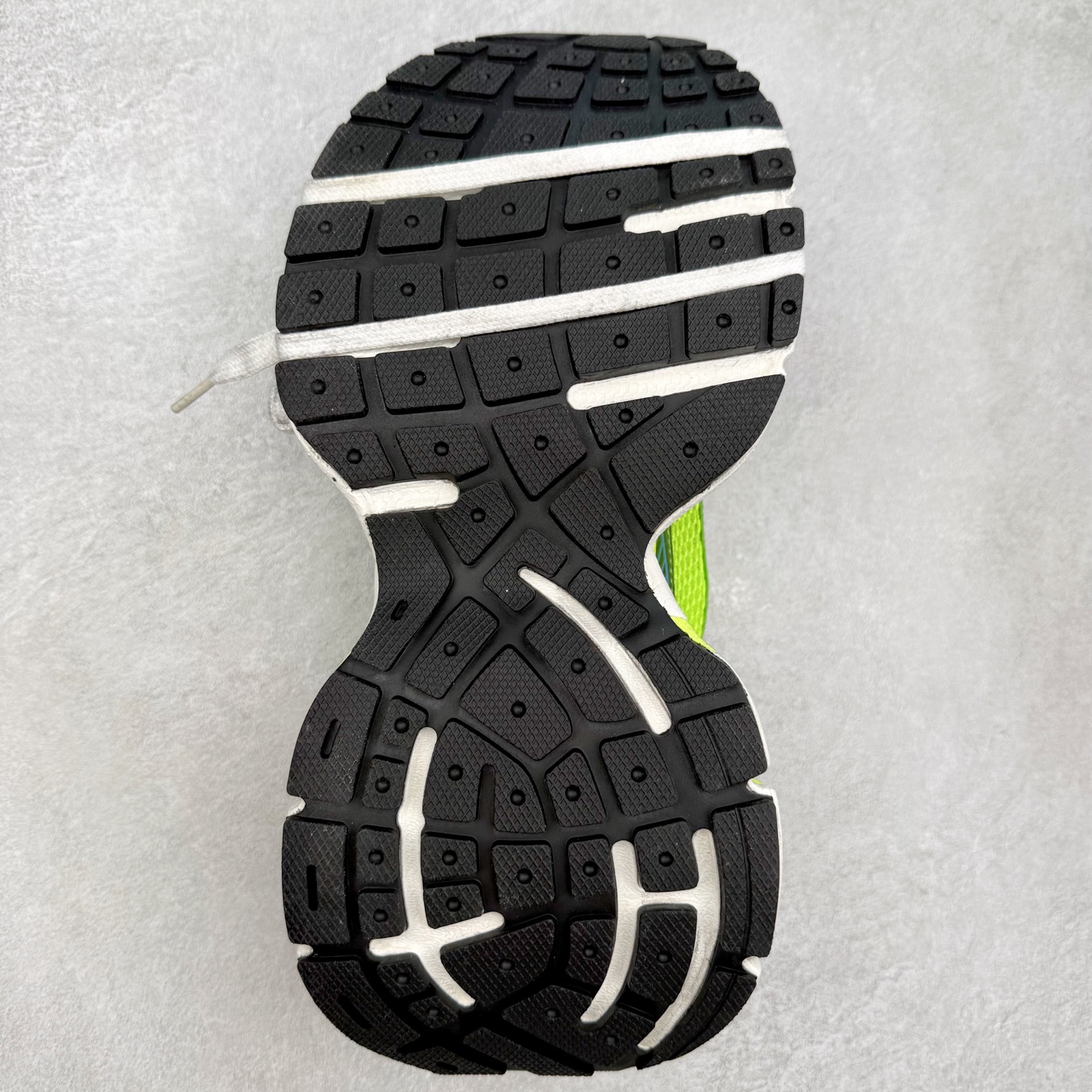 图片[9]-＃纯原福利 BALENCIAGA 3XL Sneakers 巴黎世家十代网布系带低帮走秀复古老爹鞋 全套原纸板楦头开发 最原汁原味的灵魂版型 全鞋荧光划线卡点 胶水把控整洁度追求极致完美 每一双都是工艺品 多重QC质检 超越公司货的品控标准 实实在在的免检产品 原盒原配 正确字体电绣 粗细、位置、大小正确 侧边TPU 透气孔匹配意产原版 正确分离大底 TPU软底 原版一致大底LOGO 立体感十足 原厂皮料水洗做旧 采购原厂网纱 不含皮革 网布材料和聚氨酯 磨损效果 鞋头边缘和后帮 Balenciaga 徽标 鞋面和后跟凸印尺码 鞋舌 3XL 橡胶品牌标识和反光细节 鞋帮拉袢和鞋舌拉祥 配反光细节 备用鞋带在鞋履前侧 可在穿着前取下 便于不同造型搭配 偏大一码 尺码：35 36 37 38 39 40 41 42 43 44 45 46-选品中心