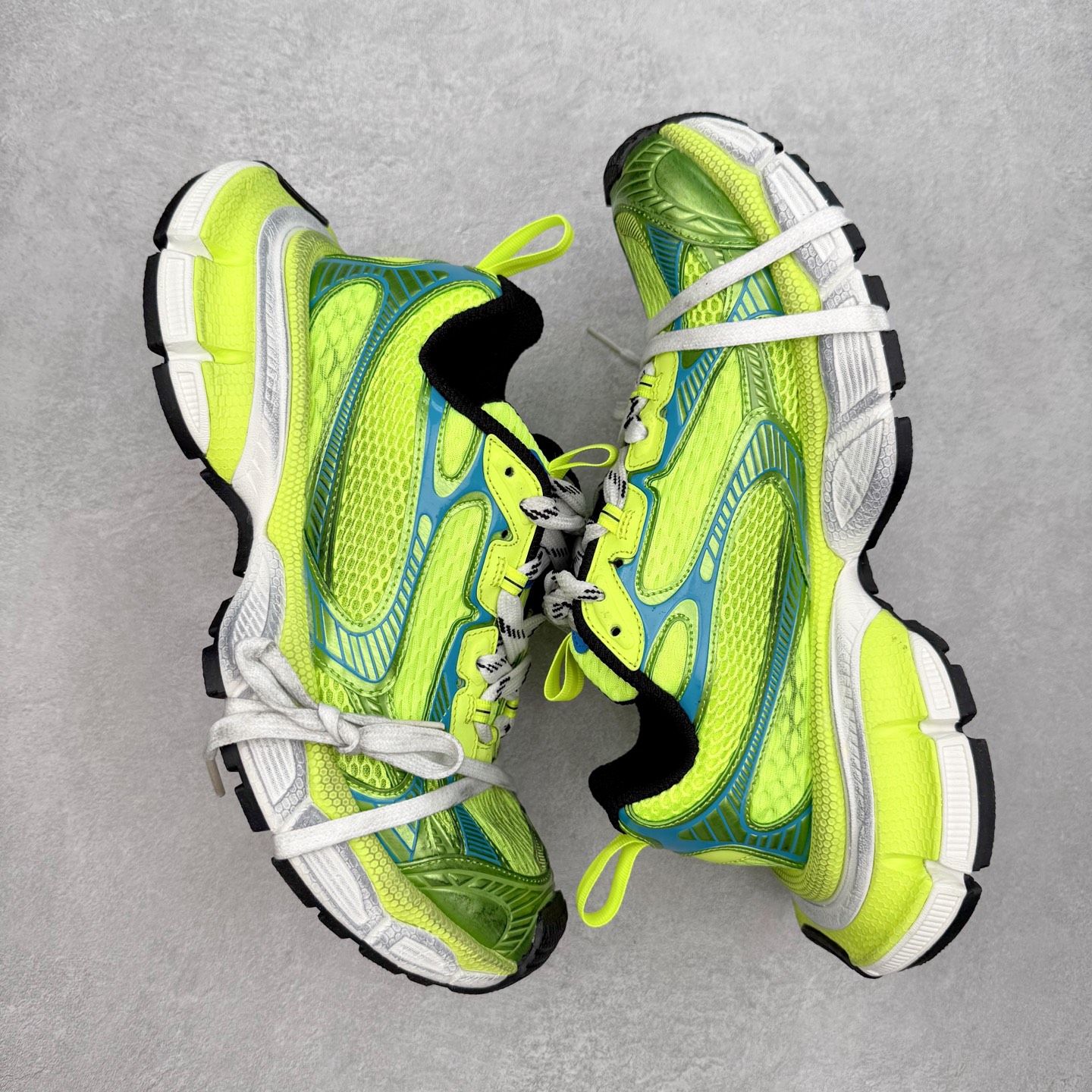 图片[3]-＃纯原福利 BALENCIAGA 3XL Sneakers 巴黎世家十代网布系带低帮走秀复古老爹鞋 全套原纸板楦头开发 最原汁原味的灵魂版型 全鞋荧光划线卡点 胶水把控整洁度追求极致完美 每一双都是工艺品 多重QC质检 超越公司货的品控标准 实实在在的免检产品 原盒原配 正确字体电绣 粗细、位置、大小正确 侧边TPU 透气孔匹配意产原版 正确分离大底 TPU软底 原版一致大底LOGO 立体感十足 原厂皮料水洗做旧 采购原厂网纱 不含皮革 网布材料和聚氨酯 磨损效果 鞋头边缘和后帮 Balenciaga 徽标 鞋面和后跟凸印尺码 鞋舌 3XL 橡胶品牌标识和反光细节 鞋帮拉袢和鞋舌拉祥 配反光细节 备用鞋带在鞋履前侧 可在穿着前取下 便于不同造型搭配 偏大一码 尺码：35 36 37 38 39 40 41 42 43 44 45 46-选品中心