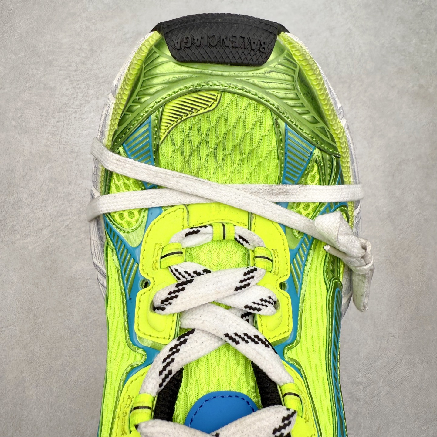 图片[4]-＃纯原福利 BALENCIAGA 3XL Sneakers 巴黎世家十代网布系带低帮走秀复古老爹鞋 全套原纸板楦头开发 最原汁原味的灵魂版型 全鞋荧光划线卡点 胶水把控整洁度追求极致完美 每一双都是工艺品 多重QC质检 超越公司货的品控标准 实实在在的免检产品 原盒原配 正确字体电绣 粗细、位置、大小正确 侧边TPU 透气孔匹配意产原版 正确分离大底 TPU软底 原版一致大底LOGO 立体感十足 原厂皮料水洗做旧 采购原厂网纱 不含皮革 网布材料和聚氨酯 磨损效果 鞋头边缘和后帮 Balenciaga 徽标 鞋面和后跟凸印尺码 鞋舌 3XL 橡胶品牌标识和反光细节 鞋帮拉袢和鞋舌拉祥 配反光细节 备用鞋带在鞋履前侧 可在穿着前取下 便于不同造型搭配 偏大一码 尺码：35 36 37 38 39 40 41 42 43 44 45 46-选品中心