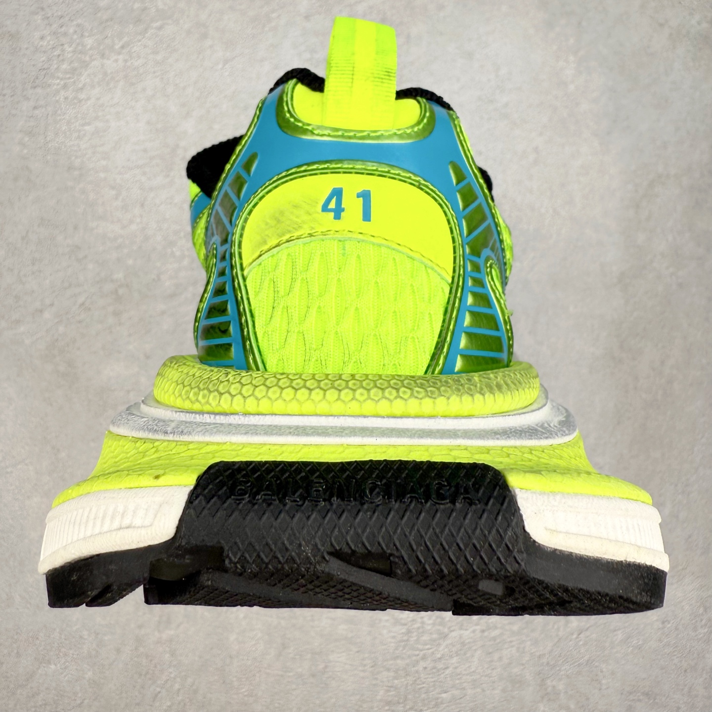 图片[8]-＃纯原福利 BALENCIAGA 3XL Sneakers 巴黎世家十代网布系带低帮走秀复古老爹鞋 全套原纸板楦头开发 最原汁原味的灵魂版型 全鞋荧光划线卡点 胶水把控整洁度追求极致完美 每一双都是工艺品 多重QC质检 超越公司货的品控标准 实实在在的免检产品 原盒原配 正确字体电绣 粗细、位置、大小正确 侧边TPU 透气孔匹配意产原版 正确分离大底 TPU软底 原版一致大底LOGO 立体感十足 原厂皮料水洗做旧 采购原厂网纱 不含皮革 网布材料和聚氨酯 磨损效果 鞋头边缘和后帮 Balenciaga 徽标 鞋面和后跟凸印尺码 鞋舌 3XL 橡胶品牌标识和反光细节 鞋帮拉袢和鞋舌拉祥 配反光细节 备用鞋带在鞋履前侧 可在穿着前取下 便于不同造型搭配 偏大一码 尺码：35 36 37 38 39 40 41 42 43 44 45 46-选品中心