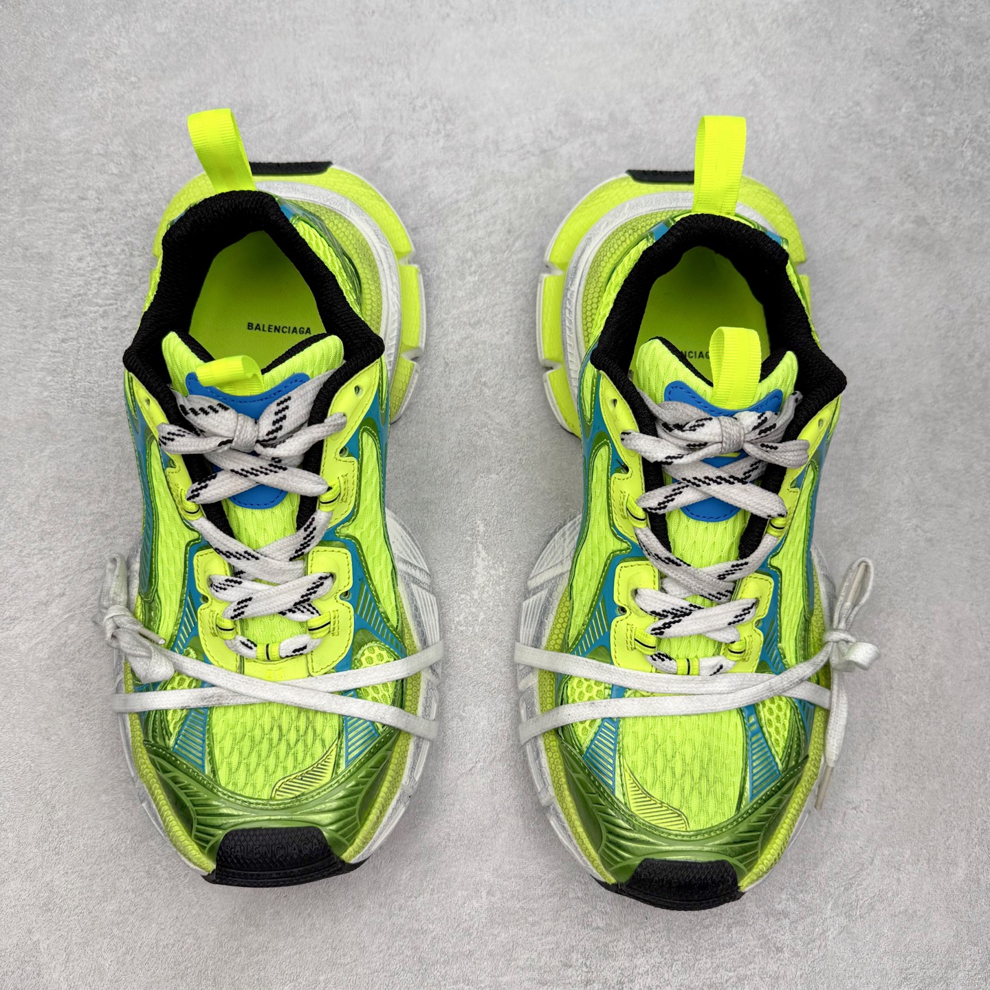 图片[2]-＃纯原福利 BALENCIAGA 3XL Sneakers 巴黎世家十代网布系带低帮走秀复古老爹鞋 全套原纸板楦头开发 最原汁原味的灵魂版型 全鞋荧光划线卡点 胶水把控整洁度追求极致完美 每一双都是工艺品 多重QC质检 超越公司货的品控标准 实实在在的免检产品 原盒原配 正确字体电绣 粗细、位置、大小正确 侧边TPU 透气孔匹配意产原版 正确分离大底 TPU软底 原版一致大底LOGO 立体感十足 原厂皮料水洗做旧 采购原厂网纱 不含皮革 网布材料和聚氨酯 磨损效果 鞋头边缘和后帮 Balenciaga 徽标 鞋面和后跟凸印尺码 鞋舌 3XL 橡胶品牌标识和反光细节 鞋帮拉袢和鞋舌拉祥 配反光细节 备用鞋带在鞋履前侧 可在穿着前取下 便于不同造型搭配 偏大一码 尺码：35 36 37 38 39 40 41 42 43 44 45 46-选品中心