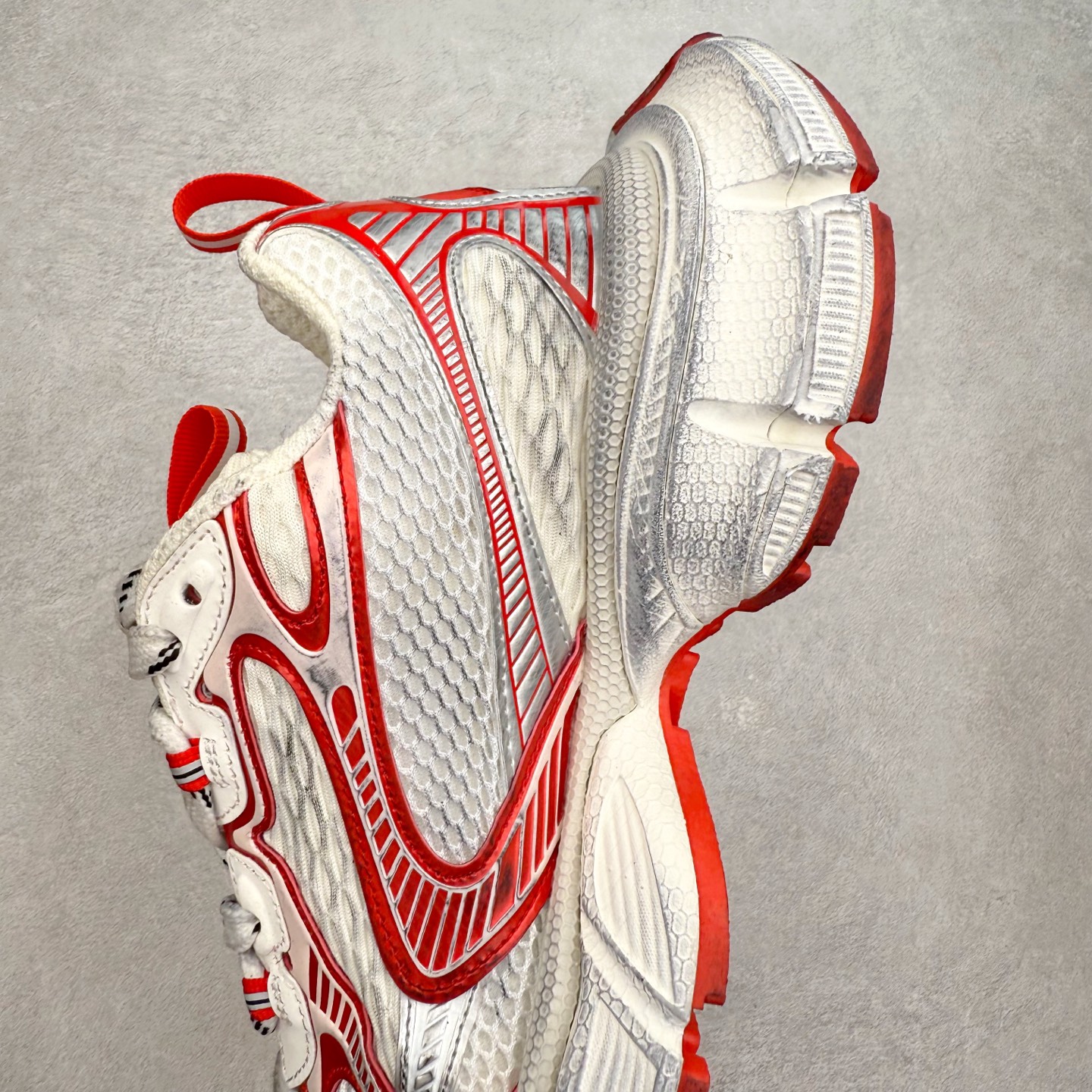 图片[7]-＃纯原福利 BALENCIAGA 3XL Sneakers 巴黎世家十代网布系带低帮走秀复古老爹鞋 全套原纸板楦头开发 最原汁原味的灵魂版型 全鞋荧光划线卡点 胶水把控整洁度追求极致完美 每一双都是工艺品 多重QC质检 超越公司货的品控标准 实实在在的免检产品 原盒原配 正确字体电绣 粗细、位置、大小正确 侧边TPU 透气孔匹配意产原版 正确分离大底 TPU软底 原版一致大底LOGO 立体感十足 原厂皮料水洗做旧 采购原厂网纱 不含皮革 网布材料和聚氨酯 磨损效果 鞋头边缘和后帮 Balenciaga 徽标 鞋面和后跟凸印尺码 鞋舌 3XL 橡胶品牌标识和反光细节 鞋帮拉袢和鞋舌拉祥 配反光细节 备用鞋带在鞋履前侧 可在穿着前取下 便于不同造型搭配 偏大一码 尺码：35 36 37 38 39 40 41 42 43 44 45 46-选品中心