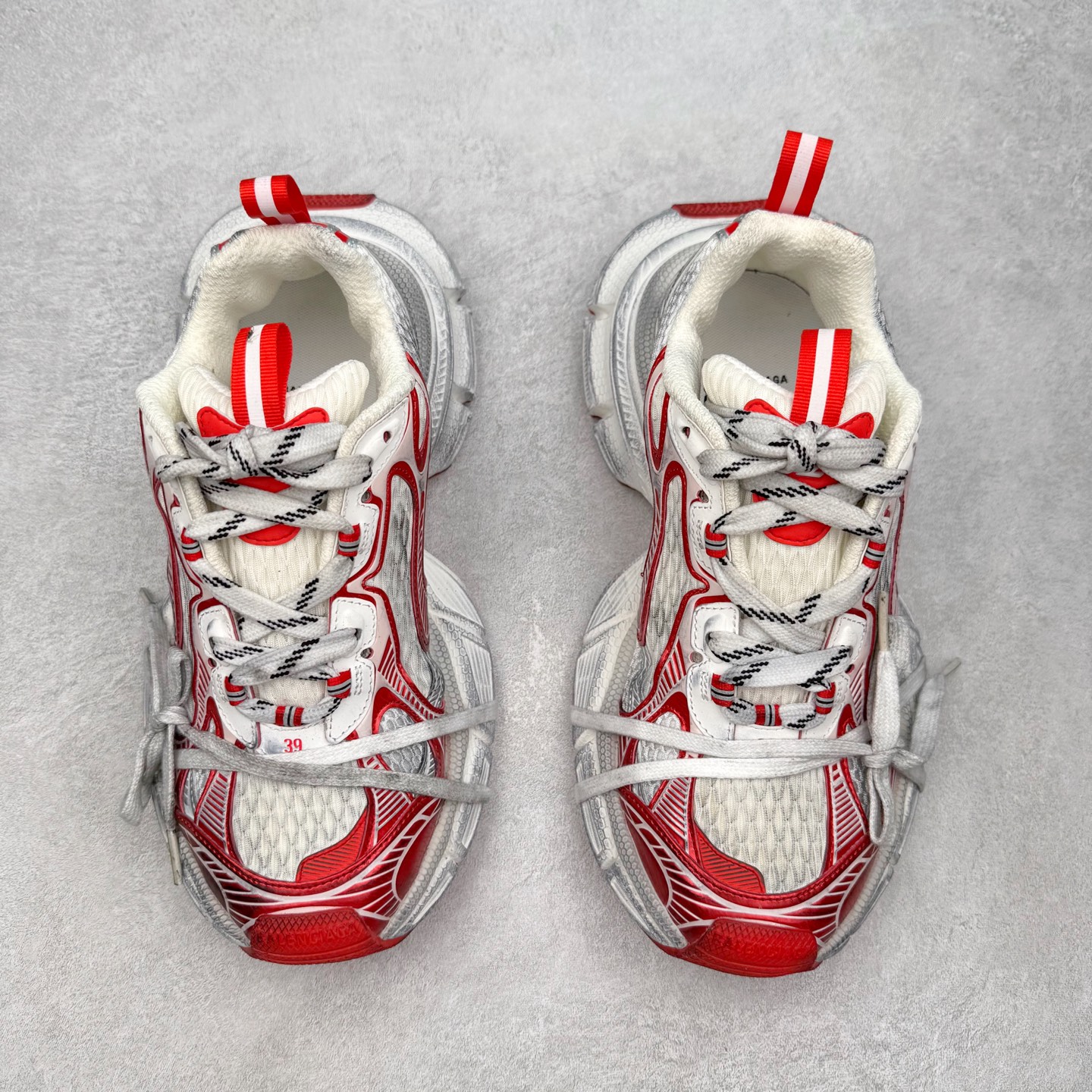 图片[2]-＃纯原福利 BALENCIAGA 3XL Sneakers 巴黎世家十代网布系带低帮走秀复古老爹鞋 全套原纸板楦头开发 最原汁原味的灵魂版型 全鞋荧光划线卡点 胶水把控整洁度追求极致完美 每一双都是工艺品 多重QC质检 超越公司货的品控标准 实实在在的免检产品 原盒原配 正确字体电绣 粗细、位置、大小正确 侧边TPU 透气孔匹配意产原版 正确分离大底 TPU软底 原版一致大底LOGO 立体感十足 原厂皮料水洗做旧 采购原厂网纱 不含皮革 网布材料和聚氨酯 磨损效果 鞋头边缘和后帮 Balenciaga 徽标 鞋面和后跟凸印尺码 鞋舌 3XL 橡胶品牌标识和反光细节 鞋帮拉袢和鞋舌拉祥 配反光细节 备用鞋带在鞋履前侧 可在穿着前取下 便于不同造型搭配 偏大一码 尺码：35 36 37 38 39 40 41 42 43 44 45 46-选品中心