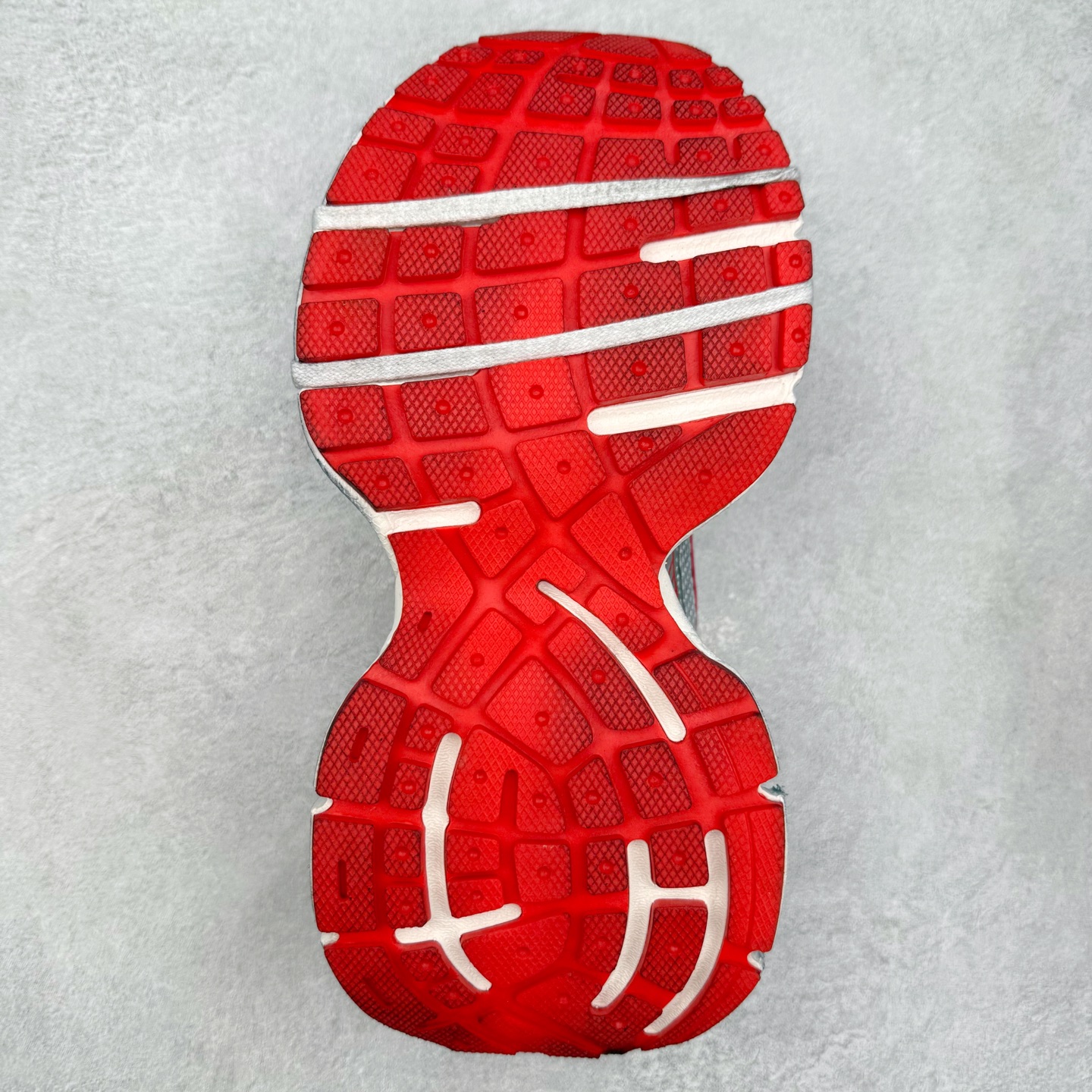 图片[9]-＃纯原福利 BALENCIAGA 3XL Sneakers 巴黎世家十代网布系带低帮走秀复古老爹鞋 全套原纸板楦头开发 最原汁原味的灵魂版型 全鞋荧光划线卡点 胶水把控整洁度追求极致完美 每一双都是工艺品 多重QC质检 超越公司货的品控标准 实实在在的免检产品 原盒原配 正确字体电绣 粗细、位置、大小正确 侧边TPU 透气孔匹配意产原版 正确分离大底 TPU软底 原版一致大底LOGO 立体感十足 原厂皮料水洗做旧 采购原厂网纱 不含皮革 网布材料和聚氨酯 磨损效果 鞋头边缘和后帮 Balenciaga 徽标 鞋面和后跟凸印尺码 鞋舌 3XL 橡胶品牌标识和反光细节 鞋帮拉袢和鞋舌拉祥 配反光细节 备用鞋带在鞋履前侧 可在穿着前取下 便于不同造型搭配 偏大一码 尺码：35 36 37 38 39 40 41 42 43 44 45 46-选品中心