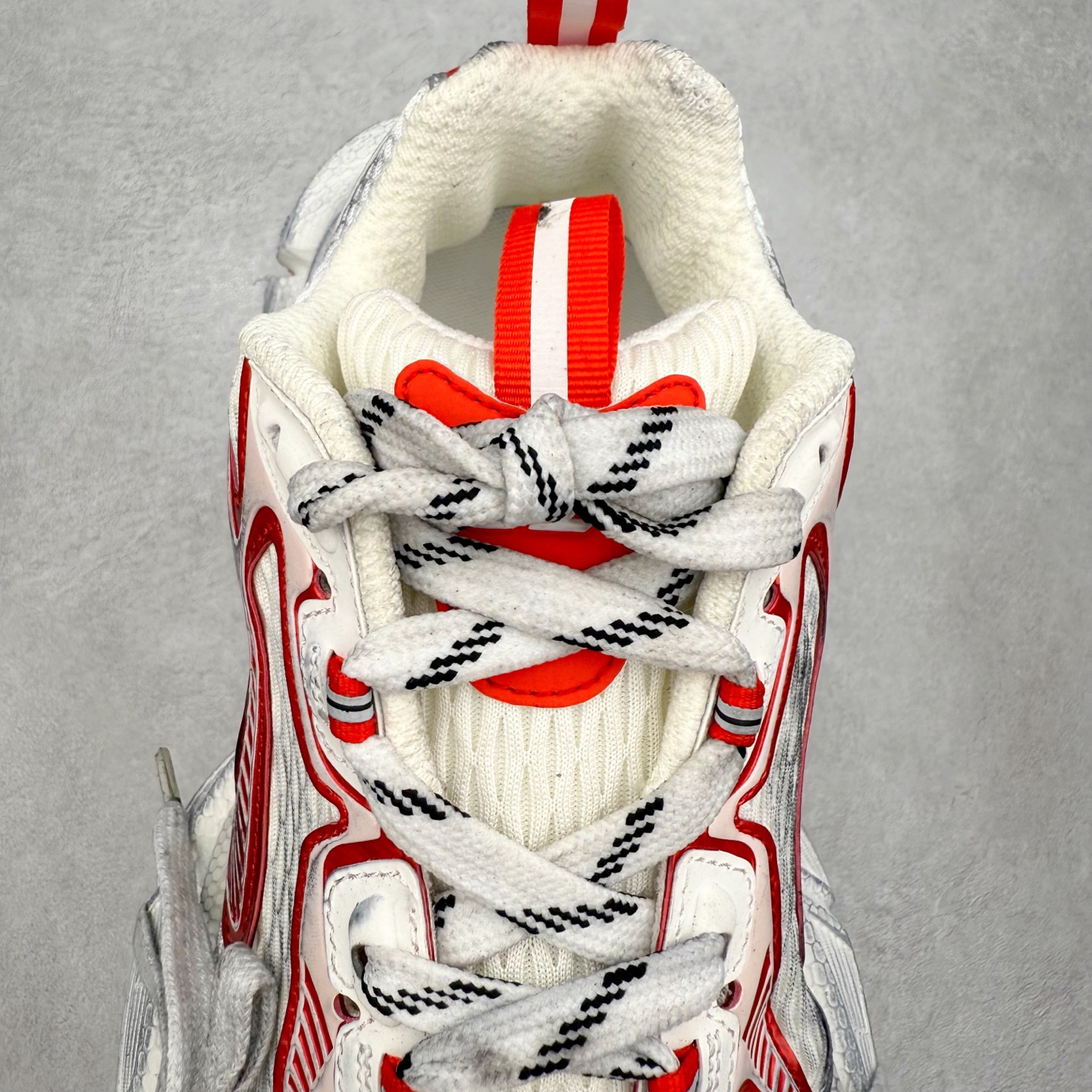 图片[5]-＃纯原福利 BALENCIAGA 3XL Sneakers 巴黎世家十代网布系带低帮走秀复古老爹鞋 全套原纸板楦头开发 最原汁原味的灵魂版型 全鞋荧光划线卡点 胶水把控整洁度追求极致完美 每一双都是工艺品 多重QC质检 超越公司货的品控标准 实实在在的免检产品 原盒原配 正确字体电绣 粗细、位置、大小正确 侧边TPU 透气孔匹配意产原版 正确分离大底 TPU软底 原版一致大底LOGO 立体感十足 原厂皮料水洗做旧 采购原厂网纱 不含皮革 网布材料和聚氨酯 磨损效果 鞋头边缘和后帮 Balenciaga 徽标 鞋面和后跟凸印尺码 鞋舌 3XL 橡胶品牌标识和反光细节 鞋帮拉袢和鞋舌拉祥 配反光细节 备用鞋带在鞋履前侧 可在穿着前取下 便于不同造型搭配 偏大一码 尺码：35 36 37 38 39 40 41 42 43 44 45 46-选品中心