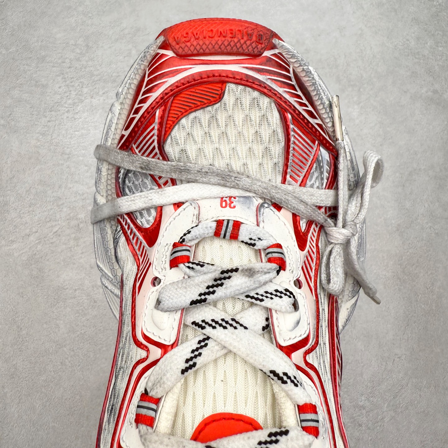 图片[4]-＃纯原福利 BALENCIAGA 3XL Sneakers 巴黎世家十代网布系带低帮走秀复古老爹鞋 全套原纸板楦头开发 最原汁原味的灵魂版型 全鞋荧光划线卡点 胶水把控整洁度追求极致完美 每一双都是工艺品 多重QC质检 超越公司货的品控标准 实实在在的免检产品 原盒原配 正确字体电绣 粗细、位置、大小正确 侧边TPU 透气孔匹配意产原版 正确分离大底 TPU软底 原版一致大底LOGO 立体感十足 原厂皮料水洗做旧 采购原厂网纱 不含皮革 网布材料和聚氨酯 磨损效果 鞋头边缘和后帮 Balenciaga 徽标 鞋面和后跟凸印尺码 鞋舌 3XL 橡胶品牌标识和反光细节 鞋帮拉袢和鞋舌拉祥 配反光细节 备用鞋带在鞋履前侧 可在穿着前取下 便于不同造型搭配 偏大一码 尺码：35 36 37 38 39 40 41 42 43 44 45 46-选品中心