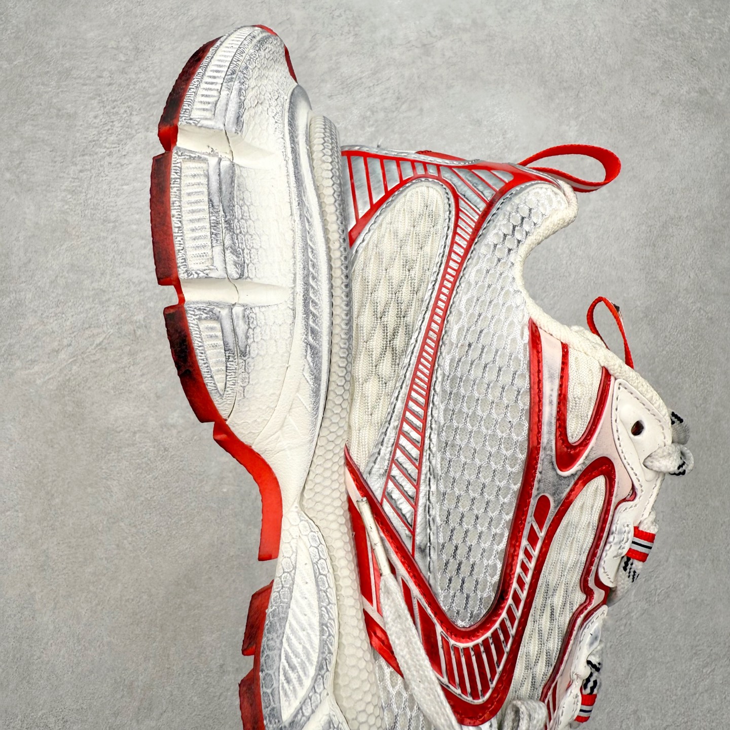 图片[6]-＃纯原福利 BALENCIAGA 3XL Sneakers 巴黎世家十代网布系带低帮走秀复古老爹鞋 全套原纸板楦头开发 最原汁原味的灵魂版型 全鞋荧光划线卡点 胶水把控整洁度追求极致完美 每一双都是工艺品 多重QC质检 超越公司货的品控标准 实实在在的免检产品 原盒原配 正确字体电绣 粗细、位置、大小正确 侧边TPU 透气孔匹配意产原版 正确分离大底 TPU软底 原版一致大底LOGO 立体感十足 原厂皮料水洗做旧 采购原厂网纱 不含皮革 网布材料和聚氨酯 磨损效果 鞋头边缘和后帮 Balenciaga 徽标 鞋面和后跟凸印尺码 鞋舌 3XL 橡胶品牌标识和反光细节 鞋帮拉袢和鞋舌拉祥 配反光细节 备用鞋带在鞋履前侧 可在穿着前取下 便于不同造型搭配 偏大一码 尺码：35 36 37 38 39 40 41 42 43 44 45 46-选品中心