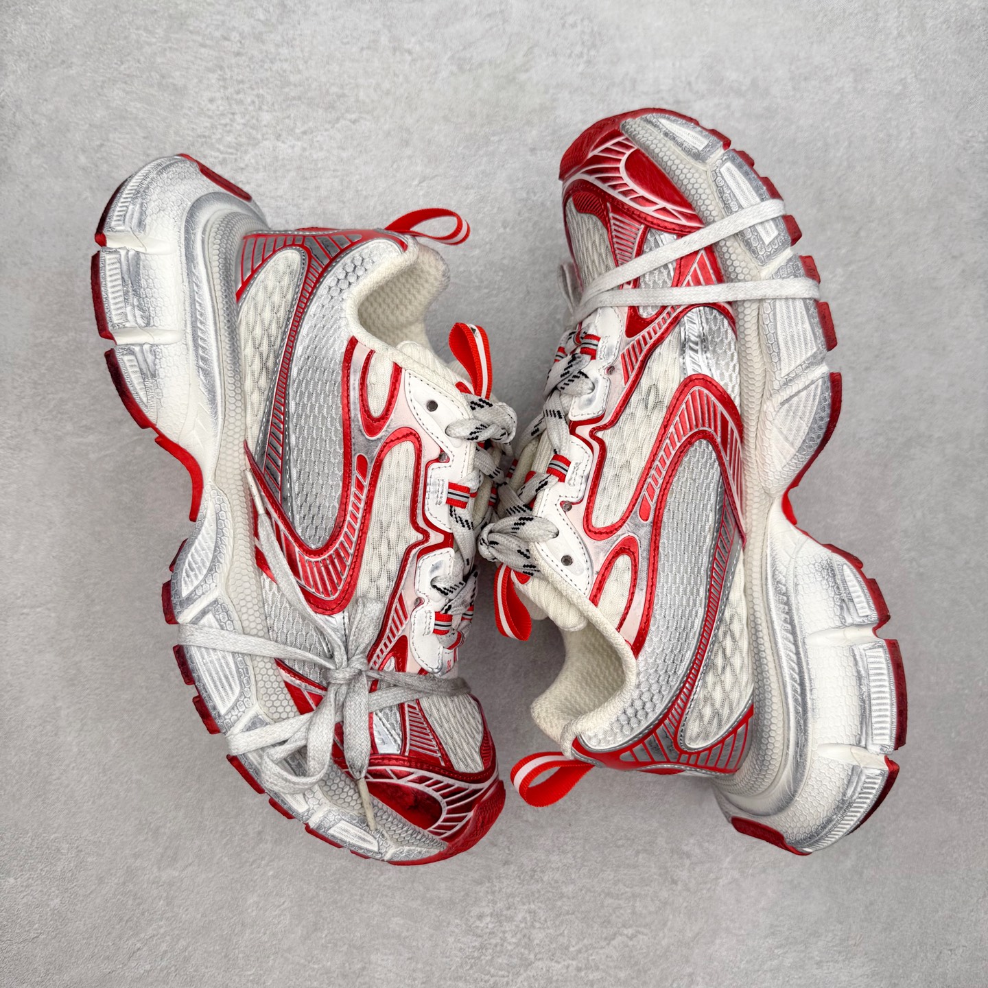 图片[3]-＃纯原福利 BALENCIAGA 3XL Sneakers 巴黎世家十代网布系带低帮走秀复古老爹鞋 全套原纸板楦头开发 最原汁原味的灵魂版型 全鞋荧光划线卡点 胶水把控整洁度追求极致完美 每一双都是工艺品 多重QC质检 超越公司货的品控标准 实实在在的免检产品 原盒原配 正确字体电绣 粗细、位置、大小正确 侧边TPU 透气孔匹配意产原版 正确分离大底 TPU软底 原版一致大底LOGO 立体感十足 原厂皮料水洗做旧 采购原厂网纱 不含皮革 网布材料和聚氨酯 磨损效果 鞋头边缘和后帮 Balenciaga 徽标 鞋面和后跟凸印尺码 鞋舌 3XL 橡胶品牌标识和反光细节 鞋帮拉袢和鞋舌拉祥 配反光细节 备用鞋带在鞋履前侧 可在穿着前取下 便于不同造型搭配 偏大一码 尺码：35 36 37 38 39 40 41 42 43 44 45 46-选品中心