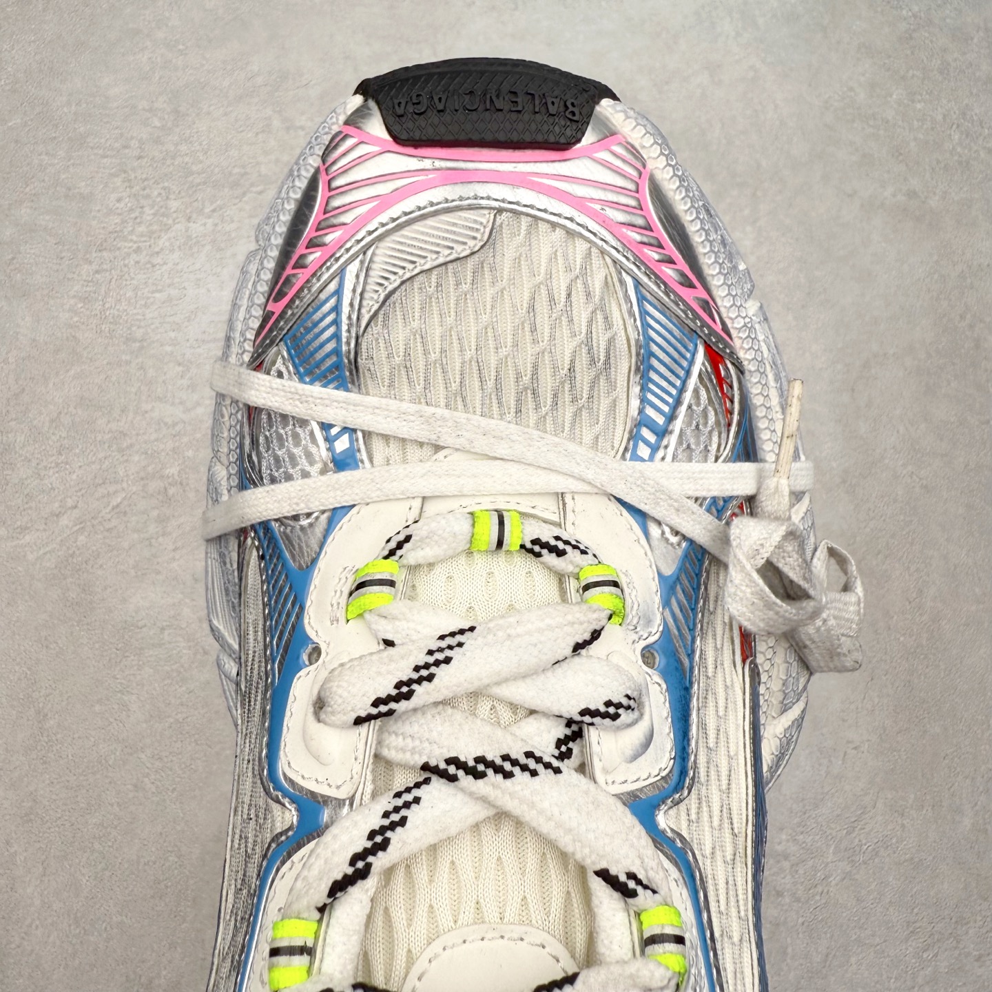 图片[4]-＃纯原福利 BALENCIAGA 3XL Sneakers 巴黎世家十代网布系带低帮走秀复古老爹鞋 全套原纸板楦头开发 最原汁原味的灵魂版型 全鞋荧光划线卡点 胶水把控整洁度追求极致完美 每一双都是工艺品 多重QC质检 超越公司货的品控标准 实实在在的免检产品 原盒原配 正确字体电绣 粗细、位置、大小正确 侧边TPU 透气孔匹配意产原版 正确分离大底 TPU软底 原版一致大底LOGO 立体感十足 原厂皮料水洗做旧 采购原厂网纱 不含皮革 网布材料和聚氨酯 磨损效果 鞋头边缘和后帮 Balenciaga 徽标 鞋面和后跟凸印尺码 鞋舌 3XL 橡胶品牌标识和反光细节 鞋帮拉袢和鞋舌拉祥 配反光细节 备用鞋带在鞋履前侧 可在穿着前取下 便于不同造型搭配 偏大一码 尺码：35 36 37 38 39 40 41 42 43 44 45 46-选品中心