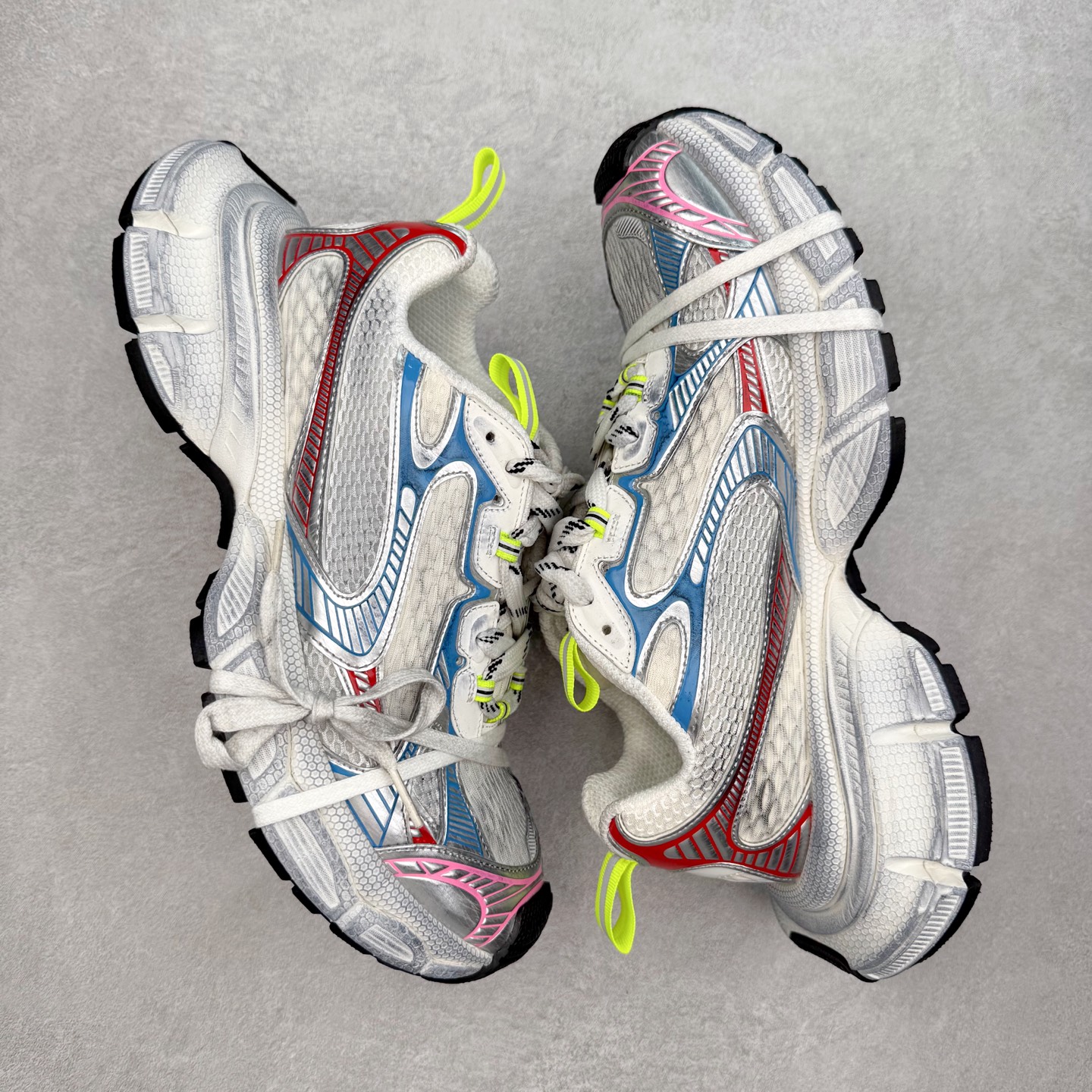 图片[3]-＃纯原福利 BALENCIAGA 3XL Sneakers 巴黎世家十代网布系带低帮走秀复古老爹鞋 全套原纸板楦头开发 最原汁原味的灵魂版型 全鞋荧光划线卡点 胶水把控整洁度追求极致完美 每一双都是工艺品 多重QC质检 超越公司货的品控标准 实实在在的免检产品 原盒原配 正确字体电绣 粗细、位置、大小正确 侧边TPU 透气孔匹配意产原版 正确分离大底 TPU软底 原版一致大底LOGO 立体感十足 原厂皮料水洗做旧 采购原厂网纱 不含皮革 网布材料和聚氨酯 磨损效果 鞋头边缘和后帮 Balenciaga 徽标 鞋面和后跟凸印尺码 鞋舌 3XL 橡胶品牌标识和反光细节 鞋帮拉袢和鞋舌拉祥 配反光细节 备用鞋带在鞋履前侧 可在穿着前取下 便于不同造型搭配 偏大一码 尺码：35 36 37 38 39 40 41 42 43 44 45 46-选品中心