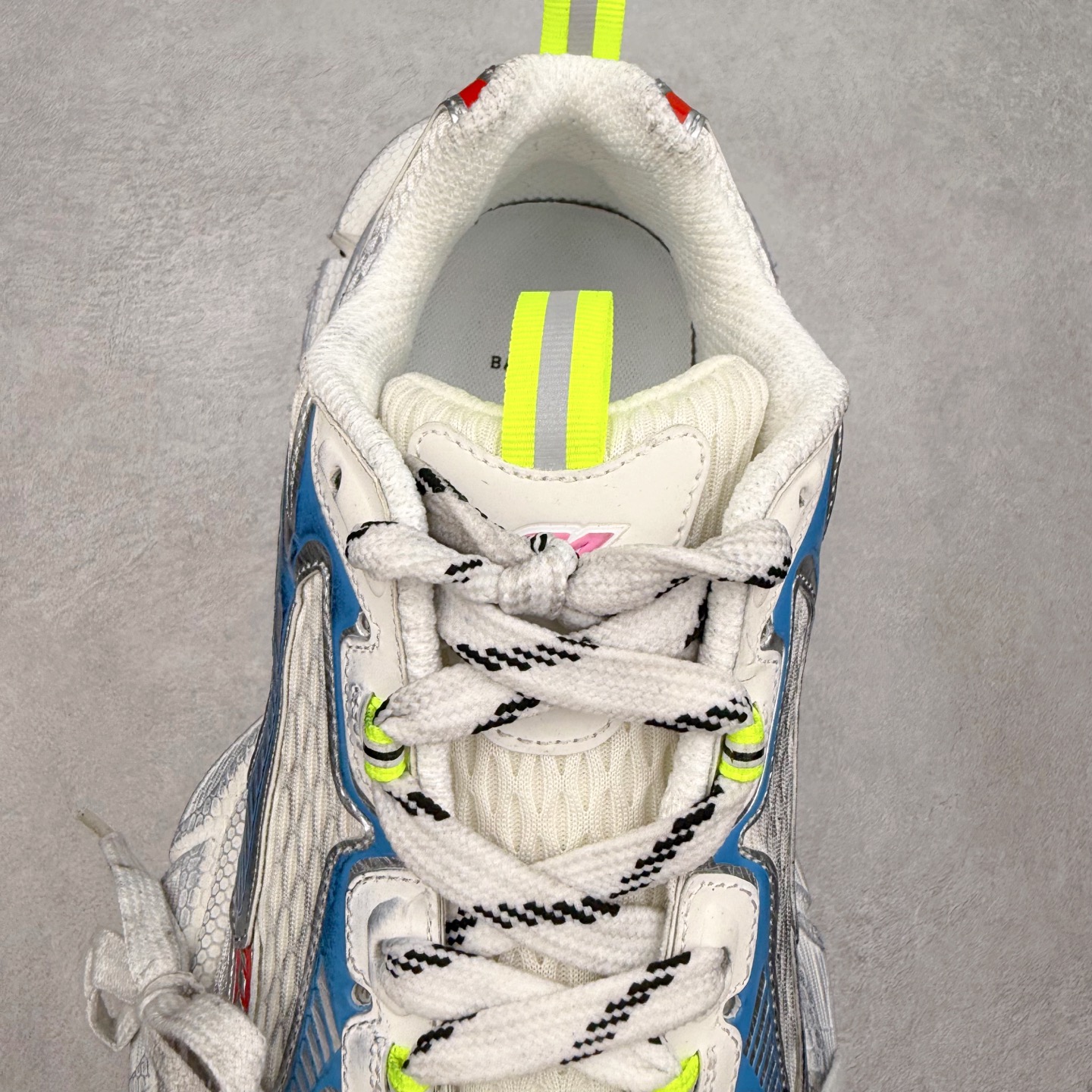 图片[5]-＃纯原福利 BALENCIAGA 3XL Sneakers 巴黎世家十代网布系带低帮走秀复古老爹鞋 全套原纸板楦头开发 最原汁原味的灵魂版型 全鞋荧光划线卡点 胶水把控整洁度追求极致完美 每一双都是工艺品 多重QC质检 超越公司货的品控标准 实实在在的免检产品 原盒原配 正确字体电绣 粗细、位置、大小正确 侧边TPU 透气孔匹配意产原版 正确分离大底 TPU软底 原版一致大底LOGO 立体感十足 原厂皮料水洗做旧 采购原厂网纱 不含皮革 网布材料和聚氨酯 磨损效果 鞋头边缘和后帮 Balenciaga 徽标 鞋面和后跟凸印尺码 鞋舌 3XL 橡胶品牌标识和反光细节 鞋帮拉袢和鞋舌拉祥 配反光细节 备用鞋带在鞋履前侧 可在穿着前取下 便于不同造型搭配 偏大一码 尺码：35 36 37 38 39 40 41 42 43 44 45 46-选品中心