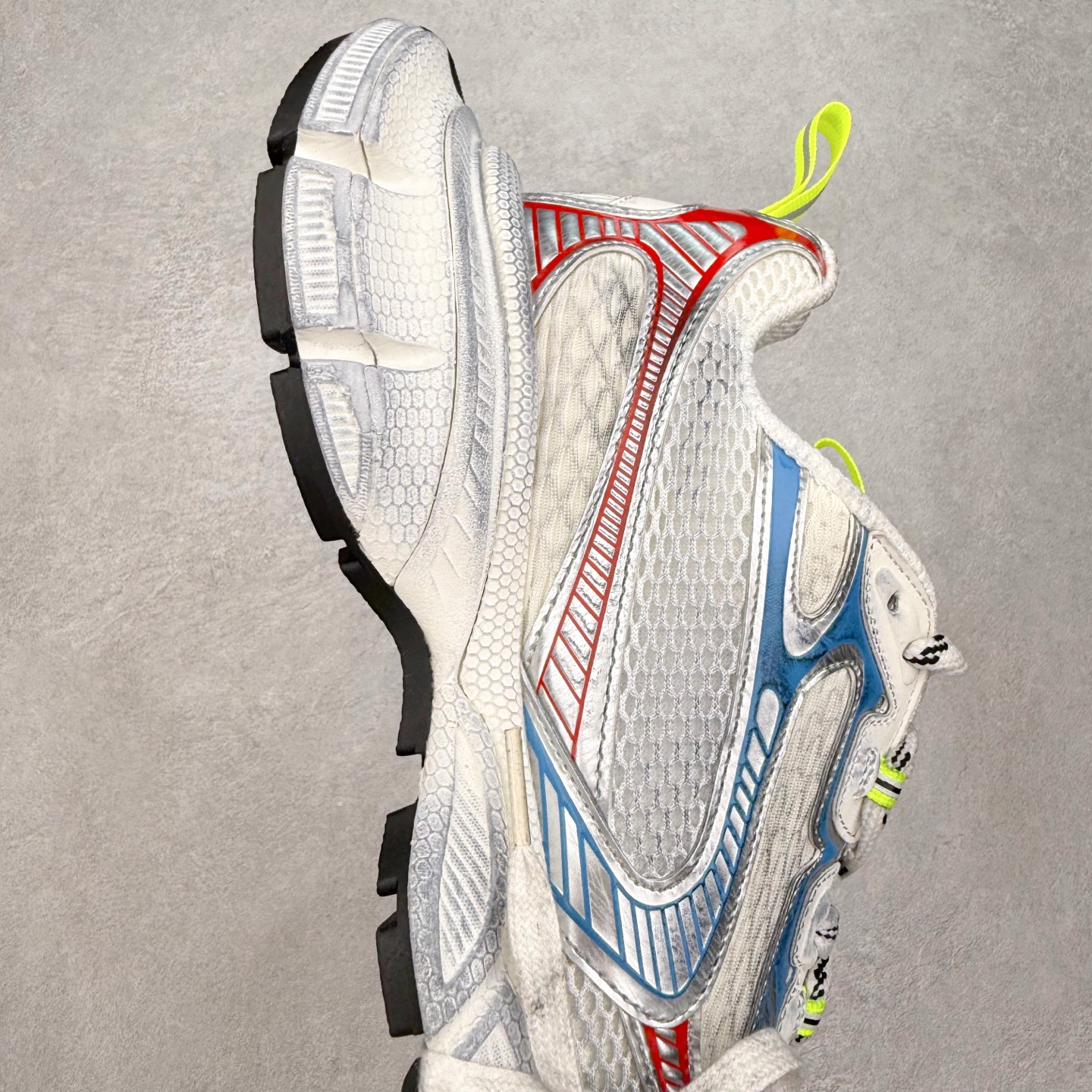 图片[6]-＃纯原福利 BALENCIAGA 3XL Sneakers 巴黎世家十代网布系带低帮走秀复古老爹鞋 全套原纸板楦头开发 最原汁原味的灵魂版型 全鞋荧光划线卡点 胶水把控整洁度追求极致完美 每一双都是工艺品 多重QC质检 超越公司货的品控标准 实实在在的免检产品 原盒原配 正确字体电绣 粗细、位置、大小正确 侧边TPU 透气孔匹配意产原版 正确分离大底 TPU软底 原版一致大底LOGO 立体感十足 原厂皮料水洗做旧 采购原厂网纱 不含皮革 网布材料和聚氨酯 磨损效果 鞋头边缘和后帮 Balenciaga 徽标 鞋面和后跟凸印尺码 鞋舌 3XL 橡胶品牌标识和反光细节 鞋帮拉袢和鞋舌拉祥 配反光细节 备用鞋带在鞋履前侧 可在穿着前取下 便于不同造型搭配 偏大一码 尺码：35 36 37 38 39 40 41 42 43 44 45 46-选品中心