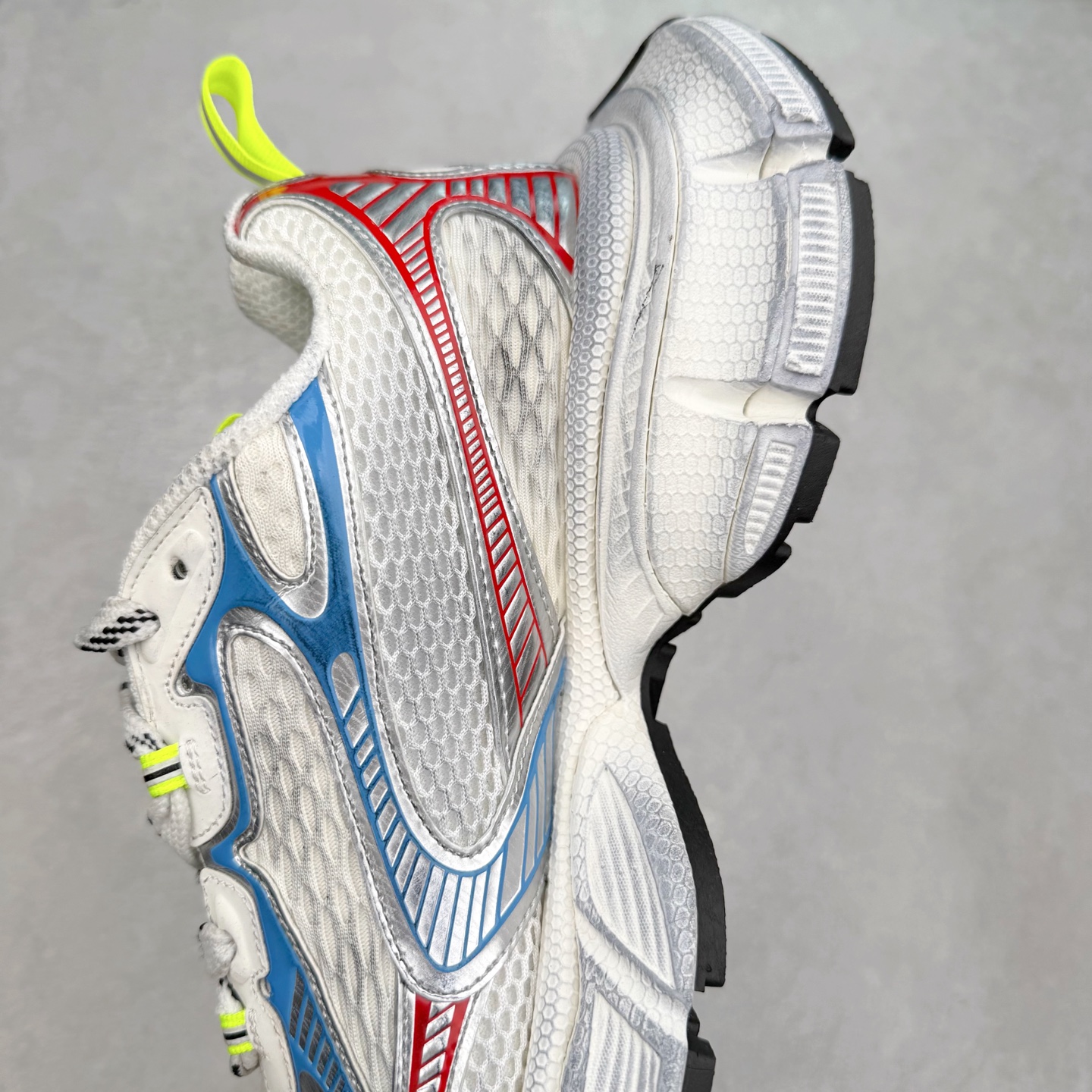 图片[7]-＃纯原福利 BALENCIAGA 3XL Sneakers 巴黎世家十代网布系带低帮走秀复古老爹鞋 全套原纸板楦头开发 最原汁原味的灵魂版型 全鞋荧光划线卡点 胶水把控整洁度追求极致完美 每一双都是工艺品 多重QC质检 超越公司货的品控标准 实实在在的免检产品 原盒原配 正确字体电绣 粗细、位置、大小正确 侧边TPU 透气孔匹配意产原版 正确分离大底 TPU软底 原版一致大底LOGO 立体感十足 原厂皮料水洗做旧 采购原厂网纱 不含皮革 网布材料和聚氨酯 磨损效果 鞋头边缘和后帮 Balenciaga 徽标 鞋面和后跟凸印尺码 鞋舌 3XL 橡胶品牌标识和反光细节 鞋帮拉袢和鞋舌拉祥 配反光细节 备用鞋带在鞋履前侧 可在穿着前取下 便于不同造型搭配 偏大一码 尺码：35 36 37 38 39 40 41 42 43 44 45 46-选品中心