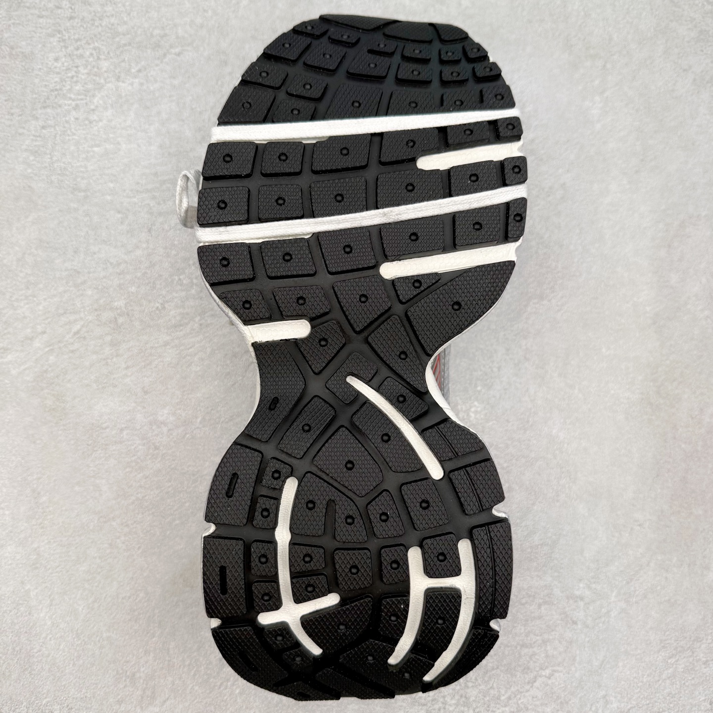 图片[9]-＃纯原福利 BALENCIAGA 3XL Sneakers 巴黎世家十代网布系带低帮走秀复古老爹鞋 全套原纸板楦头开发 最原汁原味的灵魂版型 全鞋荧光划线卡点 胶水把控整洁度追求极致完美 每一双都是工艺品 多重QC质检 超越公司货的品控标准 实实在在的免检产品 原盒原配 正确字体电绣 粗细、位置、大小正确 侧边TPU 透气孔匹配意产原版 正确分离大底 TPU软底 原版一致大底LOGO 立体感十足 原厂皮料水洗做旧 采购原厂网纱 不含皮革 网布材料和聚氨酯 磨损效果 鞋头边缘和后帮 Balenciaga 徽标 鞋面和后跟凸印尺码 鞋舌 3XL 橡胶品牌标识和反光细节 鞋帮拉袢和鞋舌拉祥 配反光细节 备用鞋带在鞋履前侧 可在穿着前取下 便于不同造型搭配 偏大一码 尺码：35 36 37 38 39 40 41 42 43 44 45 46-选品中心