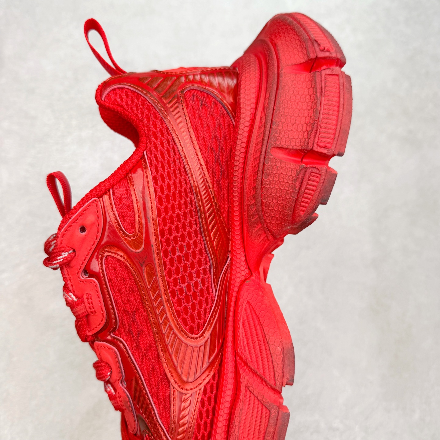 图片[7]-＃纯原福利 BALENCIAGA 3XL Sneakers 巴黎世家十代网布系带低帮走秀复古老爹鞋 全套原纸板楦头开发 最原汁原味的灵魂版型 全鞋荧光划线卡点 胶水把控整洁度追求极致完美 每一双都是工艺品 多重QC质检 超越公司货的品控标准 实实在在的免检产品 原盒原配 正确字体电绣 粗细、位置、大小正确 侧边TPU 透气孔匹配意产原版 正确分离大底 TPU软底 原版一致大底LOGO 立体感十足 原厂皮料水洗做旧 采购原厂网纱 不含皮革 网布材料和聚氨酯 磨损效果 鞋头边缘和后帮 Balenciaga 徽标 鞋面和后跟凸印尺码 鞋舌 3XL 橡胶品牌标识和反光细节 鞋帮拉袢和鞋舌拉祥 配反光细节 备用鞋带在鞋履前侧 可在穿着前取下 便于不同造型搭配 偏大一码 尺码：35 36 37 38 39 40 41 42 43 44 45 46-选品中心