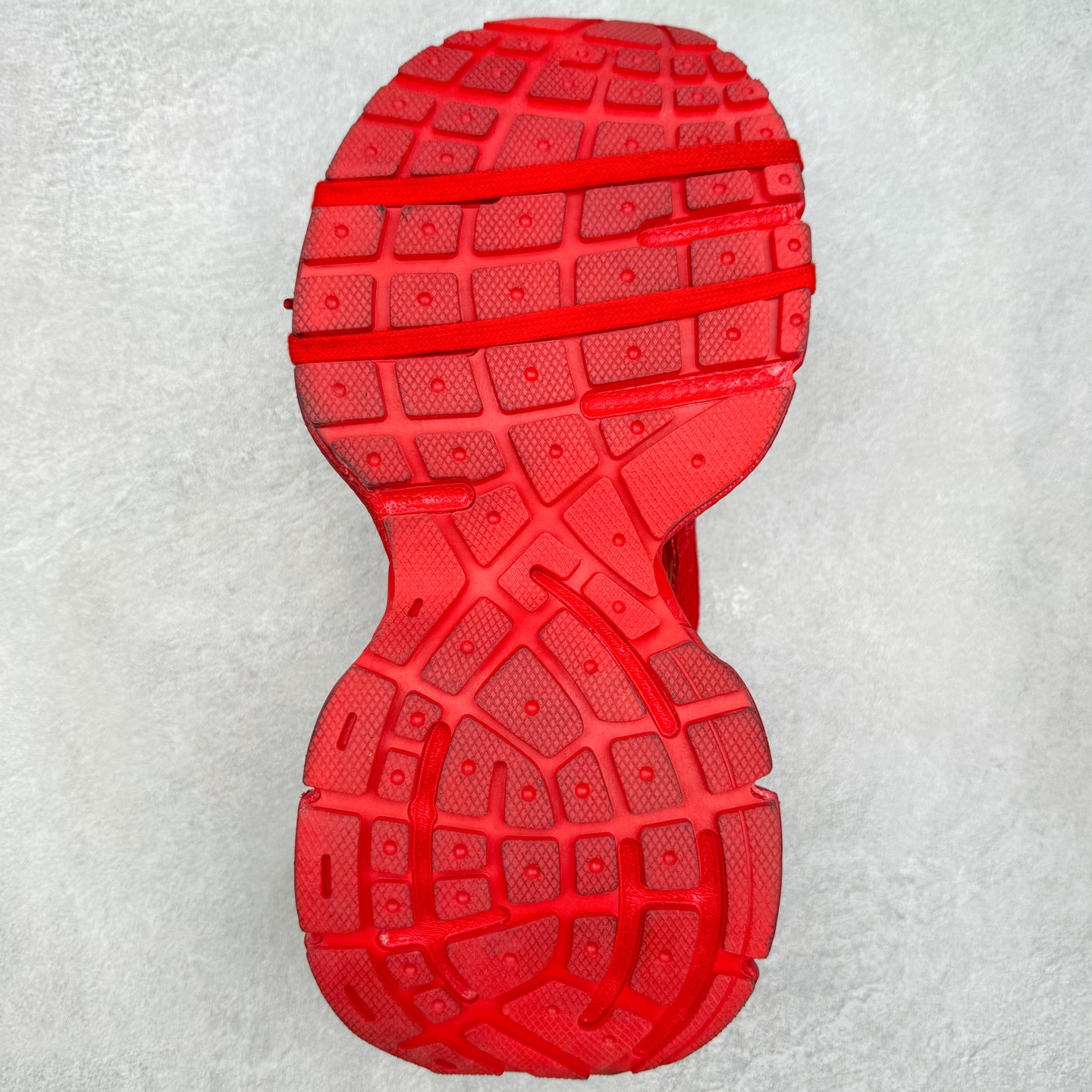 图片[9]-＃纯原福利 BALENCIAGA 3XL Sneakers 巴黎世家十代网布系带低帮走秀复古老爹鞋 全套原纸板楦头开发 最原汁原味的灵魂版型 全鞋荧光划线卡点 胶水把控整洁度追求极致完美 每一双都是工艺品 多重QC质检 超越公司货的品控标准 实实在在的免检产品 原盒原配 正确字体电绣 粗细、位置、大小正确 侧边TPU 透气孔匹配意产原版 正确分离大底 TPU软底 原版一致大底LOGO 立体感十足 原厂皮料水洗做旧 采购原厂网纱 不含皮革 网布材料和聚氨酯 磨损效果 鞋头边缘和后帮 Balenciaga 徽标 鞋面和后跟凸印尺码 鞋舌 3XL 橡胶品牌标识和反光细节 鞋帮拉袢和鞋舌拉祥 配反光细节 备用鞋带在鞋履前侧 可在穿着前取下 便于不同造型搭配 偏大一码 尺码：35 36 37 38 39 40 41 42 43 44 45 46-选品中心