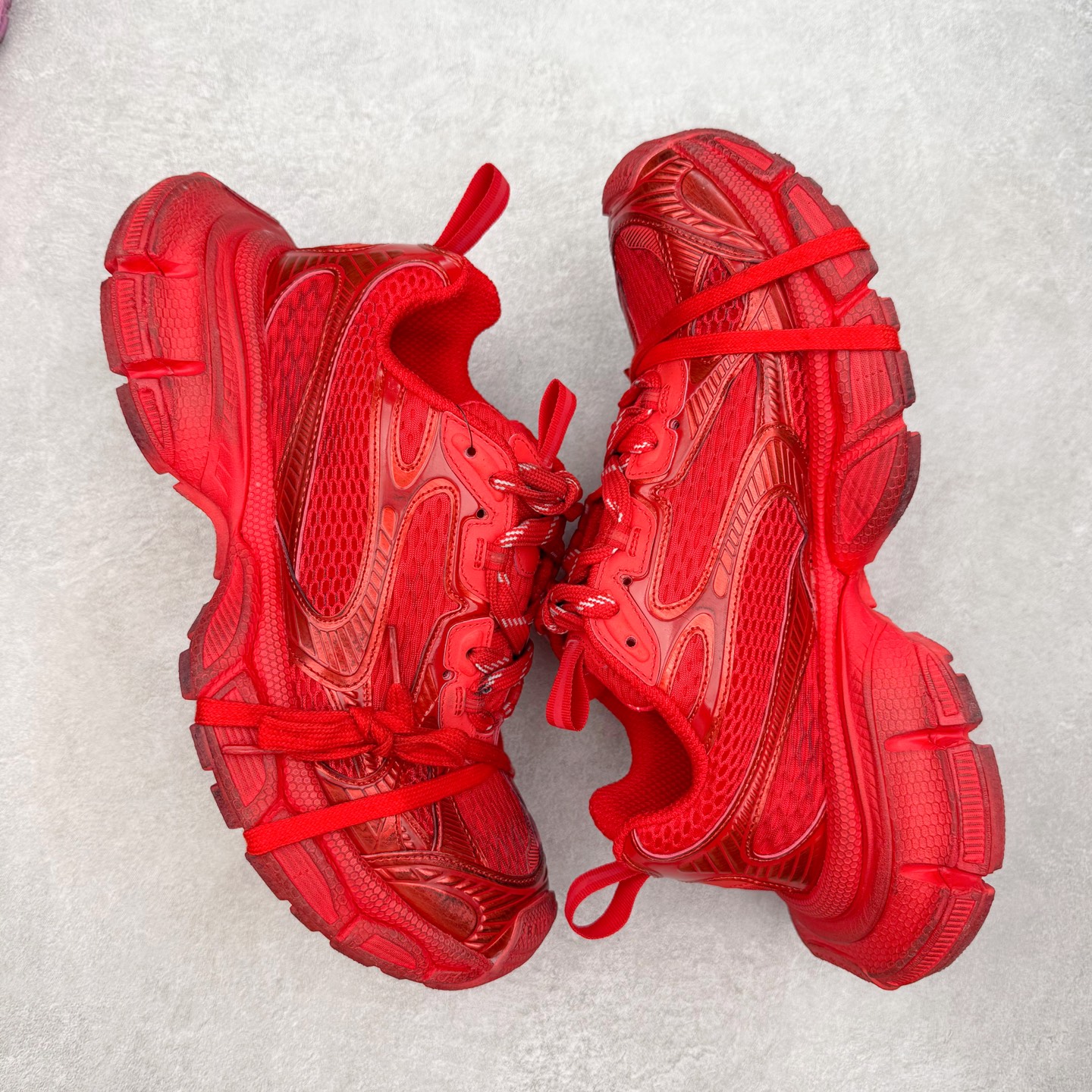 图片[3]-＃纯原福利 BALENCIAGA 3XL Sneakers 巴黎世家十代网布系带低帮走秀复古老爹鞋 全套原纸板楦头开发 最原汁原味的灵魂版型 全鞋荧光划线卡点 胶水把控整洁度追求极致完美 每一双都是工艺品 多重QC质检 超越公司货的品控标准 实实在在的免检产品 原盒原配 正确字体电绣 粗细、位置、大小正确 侧边TPU 透气孔匹配意产原版 正确分离大底 TPU软底 原版一致大底LOGO 立体感十足 原厂皮料水洗做旧 采购原厂网纱 不含皮革 网布材料和聚氨酯 磨损效果 鞋头边缘和后帮 Balenciaga 徽标 鞋面和后跟凸印尺码 鞋舌 3XL 橡胶品牌标识和反光细节 鞋帮拉袢和鞋舌拉祥 配反光细节 备用鞋带在鞋履前侧 可在穿着前取下 便于不同造型搭配 偏大一码 尺码：35 36 37 38 39 40 41 42 43 44 45 46-选品中心