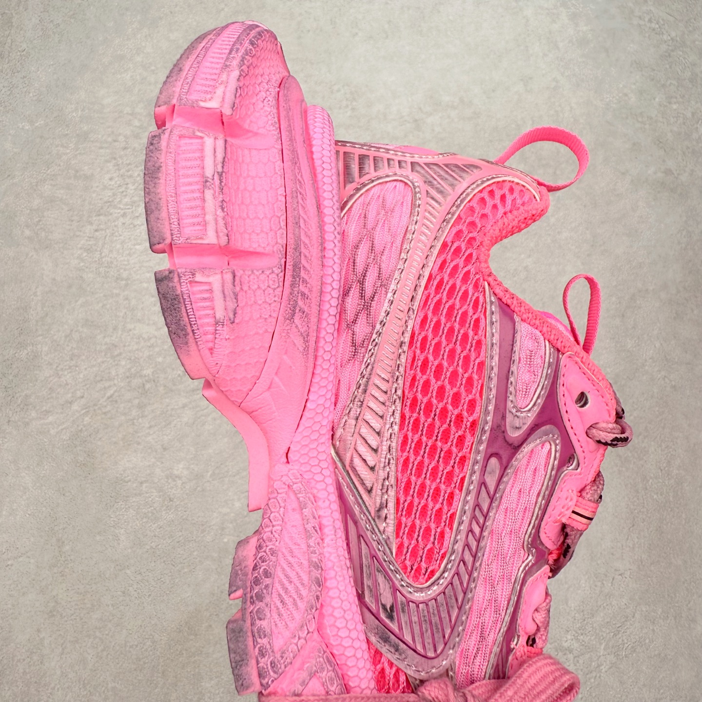 图片[6]-＃纯原福利 BALENCIAGA 3XL Sneakers 巴黎世家十代网布系带低帮走秀复古老爹鞋 全套原纸板楦头开发 最原汁原味的灵魂版型 全鞋荧光划线卡点 胶水把控整洁度追求极致完美 每一双都是工艺品 多重QC质检 超越公司货的品控标准 实实在在的免检产品 原盒原配 正确字体电绣 粗细、位置、大小正确 侧边TPU 透气孔匹配意产原版 正确分离大底 TPU软底 原版一致大底LOGO 立体感十足 原厂皮料水洗做旧 采购原厂网纱 不含皮革 网布材料和聚氨酯 磨损效果 鞋头边缘和后帮 Balenciaga 徽标 鞋面和后跟凸印尺码 鞋舌 3XL 橡胶品牌标识和反光细节 鞋帮拉袢和鞋舌拉祥 配反光细节 备用鞋带在鞋履前侧 可在穿着前取下 便于不同造型搭配 偏大一码 尺码：35 36 37 38 39 40 41 42 43 44 45 46-选品中心