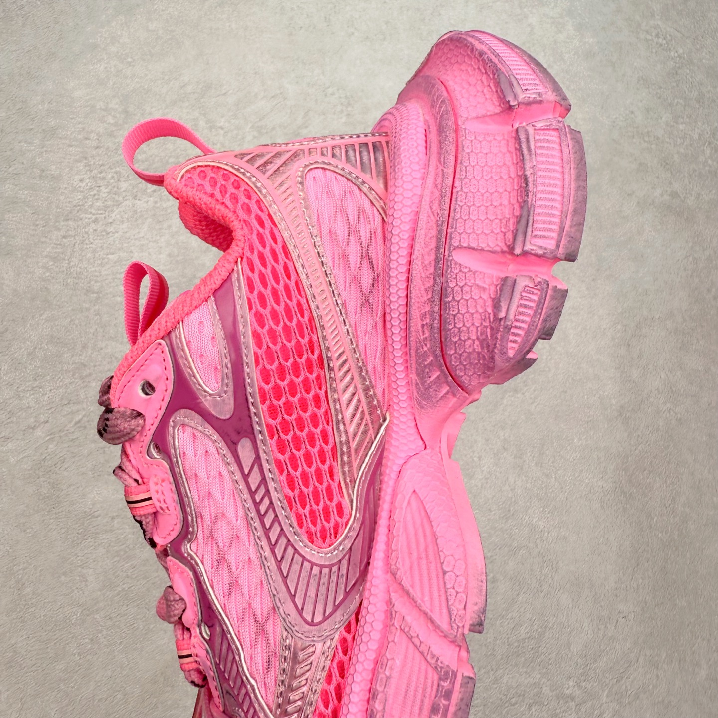 图片[7]-＃纯原福利 BALENCIAGA 3XL Sneakers 巴黎世家十代网布系带低帮走秀复古老爹鞋 全套原纸板楦头开发 最原汁原味的灵魂版型 全鞋荧光划线卡点 胶水把控整洁度追求极致完美 每一双都是工艺品 多重QC质检 超越公司货的品控标准 实实在在的免检产品 原盒原配 正确字体电绣 粗细、位置、大小正确 侧边TPU 透气孔匹配意产原版 正确分离大底 TPU软底 原版一致大底LOGO 立体感十足 原厂皮料水洗做旧 采购原厂网纱 不含皮革 网布材料和聚氨酯 磨损效果 鞋头边缘和后帮 Balenciaga 徽标 鞋面和后跟凸印尺码 鞋舌 3XL 橡胶品牌标识和反光细节 鞋帮拉袢和鞋舌拉祥 配反光细节 备用鞋带在鞋履前侧 可在穿着前取下 便于不同造型搭配 偏大一码 尺码：35 36 37 38 39 40 41 42 43 44 45 46-选品中心