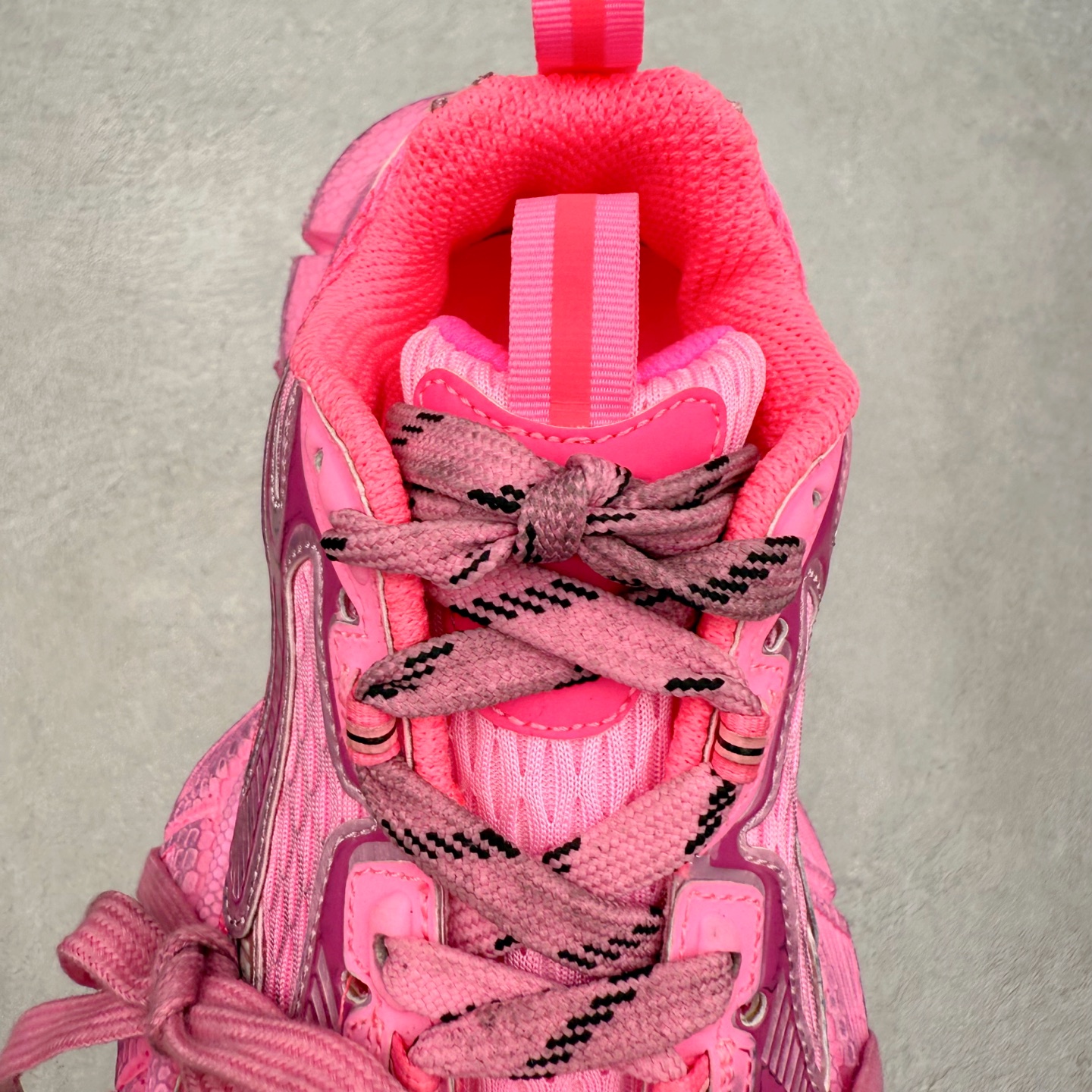 图片[5]-＃纯原福利 BALENCIAGA 3XL Sneakers 巴黎世家十代网布系带低帮走秀复古老爹鞋 全套原纸板楦头开发 最原汁原味的灵魂版型 全鞋荧光划线卡点 胶水把控整洁度追求极致完美 每一双都是工艺品 多重QC质检 超越公司货的品控标准 实实在在的免检产品 原盒原配 正确字体电绣 粗细、位置、大小正确 侧边TPU 透气孔匹配意产原版 正确分离大底 TPU软底 原版一致大底LOGO 立体感十足 原厂皮料水洗做旧 采购原厂网纱 不含皮革 网布材料和聚氨酯 磨损效果 鞋头边缘和后帮 Balenciaga 徽标 鞋面和后跟凸印尺码 鞋舌 3XL 橡胶品牌标识和反光细节 鞋帮拉袢和鞋舌拉祥 配反光细节 备用鞋带在鞋履前侧 可在穿着前取下 便于不同造型搭配 偏大一码 尺码：35 36 37 38 39 40 41 42 43 44 45 46-选品中心