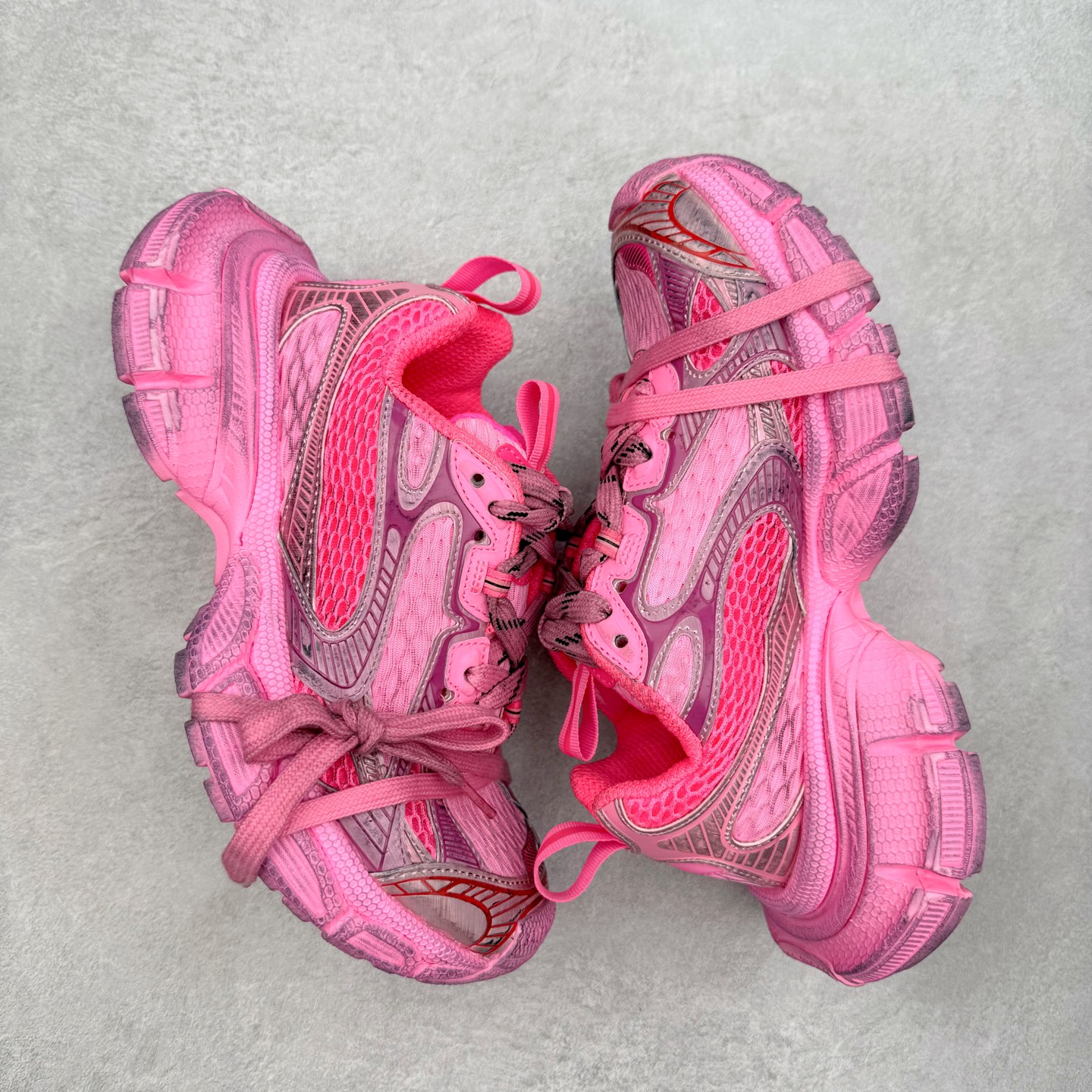 图片[3]-＃纯原福利 BALENCIAGA 3XL Sneakers 巴黎世家十代网布系带低帮走秀复古老爹鞋 全套原纸板楦头开发 最原汁原味的灵魂版型 全鞋荧光划线卡点 胶水把控整洁度追求极致完美 每一双都是工艺品 多重QC质检 超越公司货的品控标准 实实在在的免检产品 原盒原配 正确字体电绣 粗细、位置、大小正确 侧边TPU 透气孔匹配意产原版 正确分离大底 TPU软底 原版一致大底LOGO 立体感十足 原厂皮料水洗做旧 采购原厂网纱 不含皮革 网布材料和聚氨酯 磨损效果 鞋头边缘和后帮 Balenciaga 徽标 鞋面和后跟凸印尺码 鞋舌 3XL 橡胶品牌标识和反光细节 鞋帮拉袢和鞋舌拉祥 配反光细节 备用鞋带在鞋履前侧 可在穿着前取下 便于不同造型搭配 偏大一码 尺码：35 36 37 38 39 40 41 42 43 44 45 46-选品中心