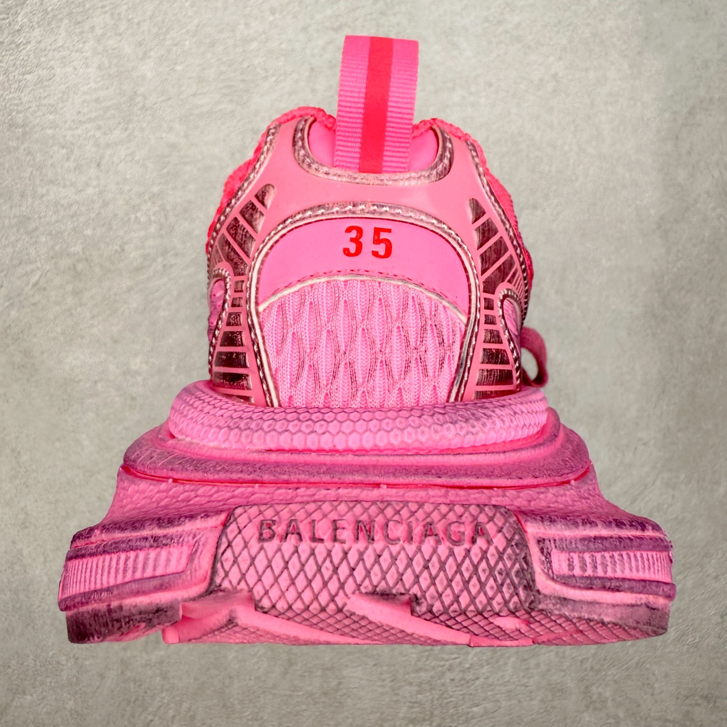 图片[8]-＃纯原福利 BALENCIAGA 3XL Sneakers 巴黎世家十代网布系带低帮走秀复古老爹鞋 全套原纸板楦头开发 最原汁原味的灵魂版型 全鞋荧光划线卡点 胶水把控整洁度追求极致完美 每一双都是工艺品 多重QC质检 超越公司货的品控标准 实实在在的免检产品 原盒原配 正确字体电绣 粗细、位置、大小正确 侧边TPU 透气孔匹配意产原版 正确分离大底 TPU软底 原版一致大底LOGO 立体感十足 原厂皮料水洗做旧 采购原厂网纱 不含皮革 网布材料和聚氨酯 磨损效果 鞋头边缘和后帮 Balenciaga 徽标 鞋面和后跟凸印尺码 鞋舌 3XL 橡胶品牌标识和反光细节 鞋帮拉袢和鞋舌拉祥 配反光细节 备用鞋带在鞋履前侧 可在穿着前取下 便于不同造型搭配 偏大一码 尺码：35 36 37 38 39 40 41 42 43 44 45 46-选品中心