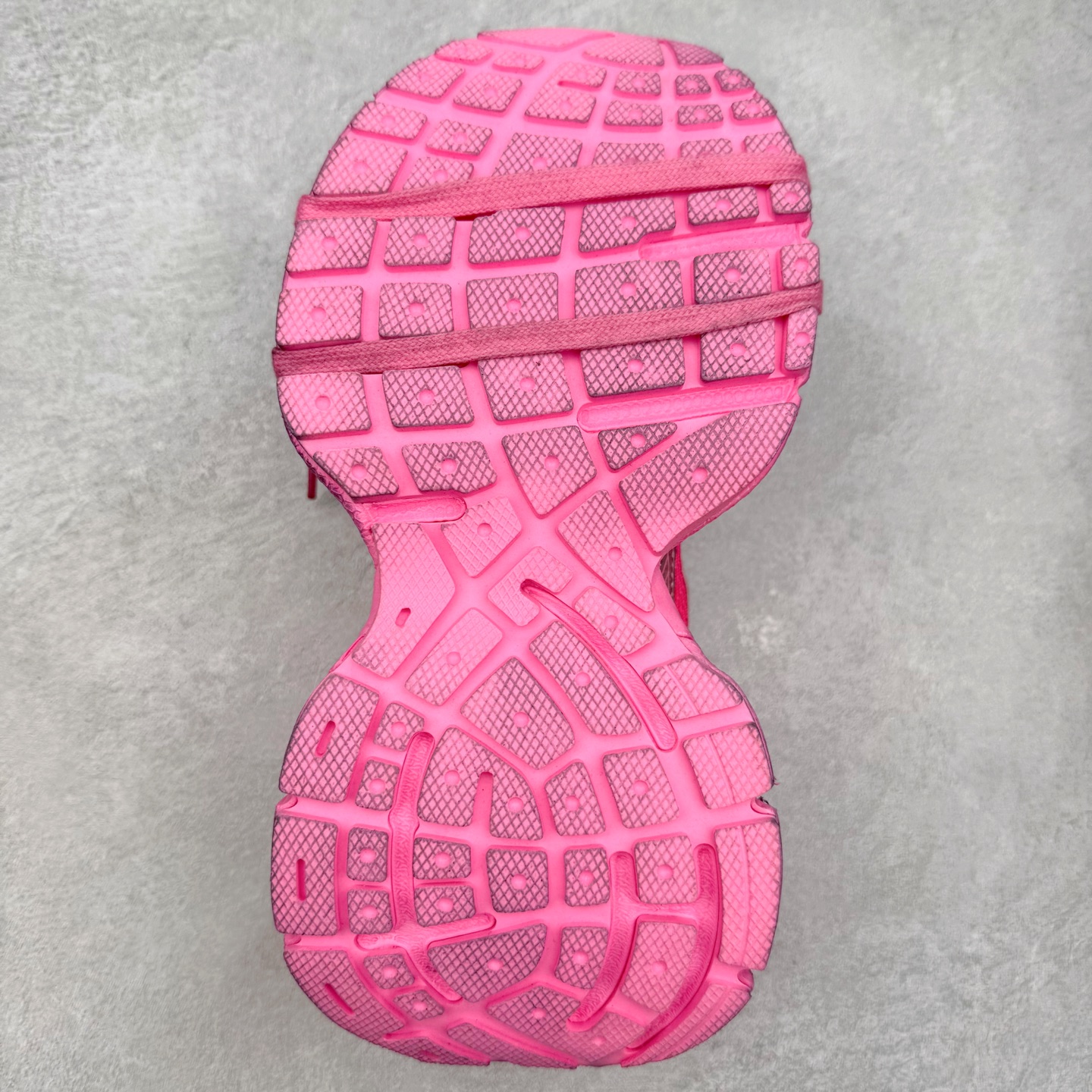 图片[9]-＃纯原福利 BALENCIAGA 3XL Sneakers 巴黎世家十代网布系带低帮走秀复古老爹鞋 全套原纸板楦头开发 最原汁原味的灵魂版型 全鞋荧光划线卡点 胶水把控整洁度追求极致完美 每一双都是工艺品 多重QC质检 超越公司货的品控标准 实实在在的免检产品 原盒原配 正确字体电绣 粗细、位置、大小正确 侧边TPU 透气孔匹配意产原版 正确分离大底 TPU软底 原版一致大底LOGO 立体感十足 原厂皮料水洗做旧 采购原厂网纱 不含皮革 网布材料和聚氨酯 磨损效果 鞋头边缘和后帮 Balenciaga 徽标 鞋面和后跟凸印尺码 鞋舌 3XL 橡胶品牌标识和反光细节 鞋帮拉袢和鞋舌拉祥 配反光细节 备用鞋带在鞋履前侧 可在穿着前取下 便于不同造型搭配 偏大一码 尺码：35 36 37 38 39 40 41 42 43 44 45 46-选品中心