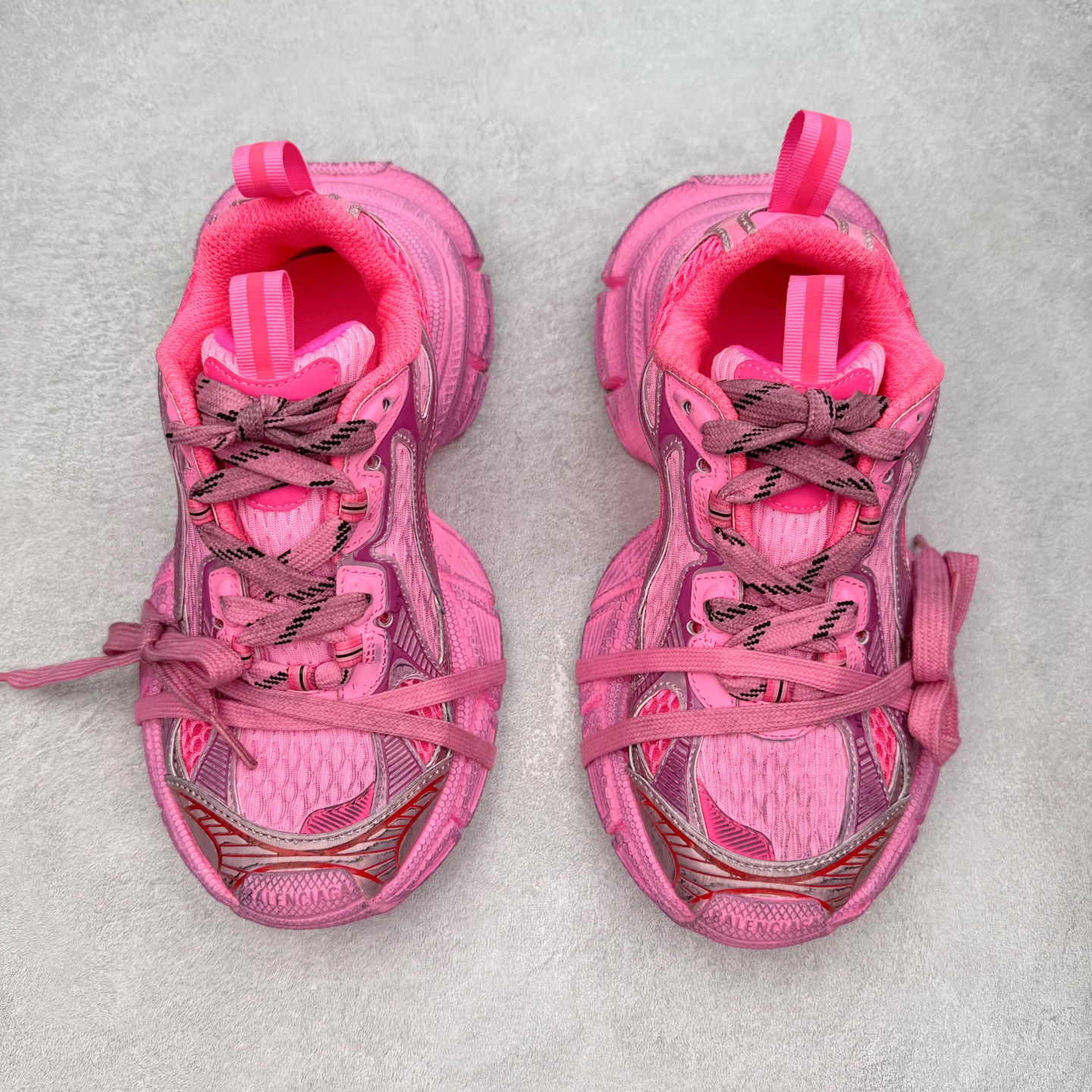 图片[2]-＃纯原福利 BALENCIAGA 3XL Sneakers 巴黎世家十代网布系带低帮走秀复古老爹鞋 全套原纸板楦头开发 最原汁原味的灵魂版型 全鞋荧光划线卡点 胶水把控整洁度追求极致完美 每一双都是工艺品 多重QC质检 超越公司货的品控标准 实实在在的免检产品 原盒原配 正确字体电绣 粗细、位置、大小正确 侧边TPU 透气孔匹配意产原版 正确分离大底 TPU软底 原版一致大底LOGO 立体感十足 原厂皮料水洗做旧 采购原厂网纱 不含皮革 网布材料和聚氨酯 磨损效果 鞋头边缘和后帮 Balenciaga 徽标 鞋面和后跟凸印尺码 鞋舌 3XL 橡胶品牌标识和反光细节 鞋帮拉袢和鞋舌拉祥 配反光细节 备用鞋带在鞋履前侧 可在穿着前取下 便于不同造型搭配 偏大一码 尺码：35 36 37 38 39 40 41 42 43 44 45 46-选品中心