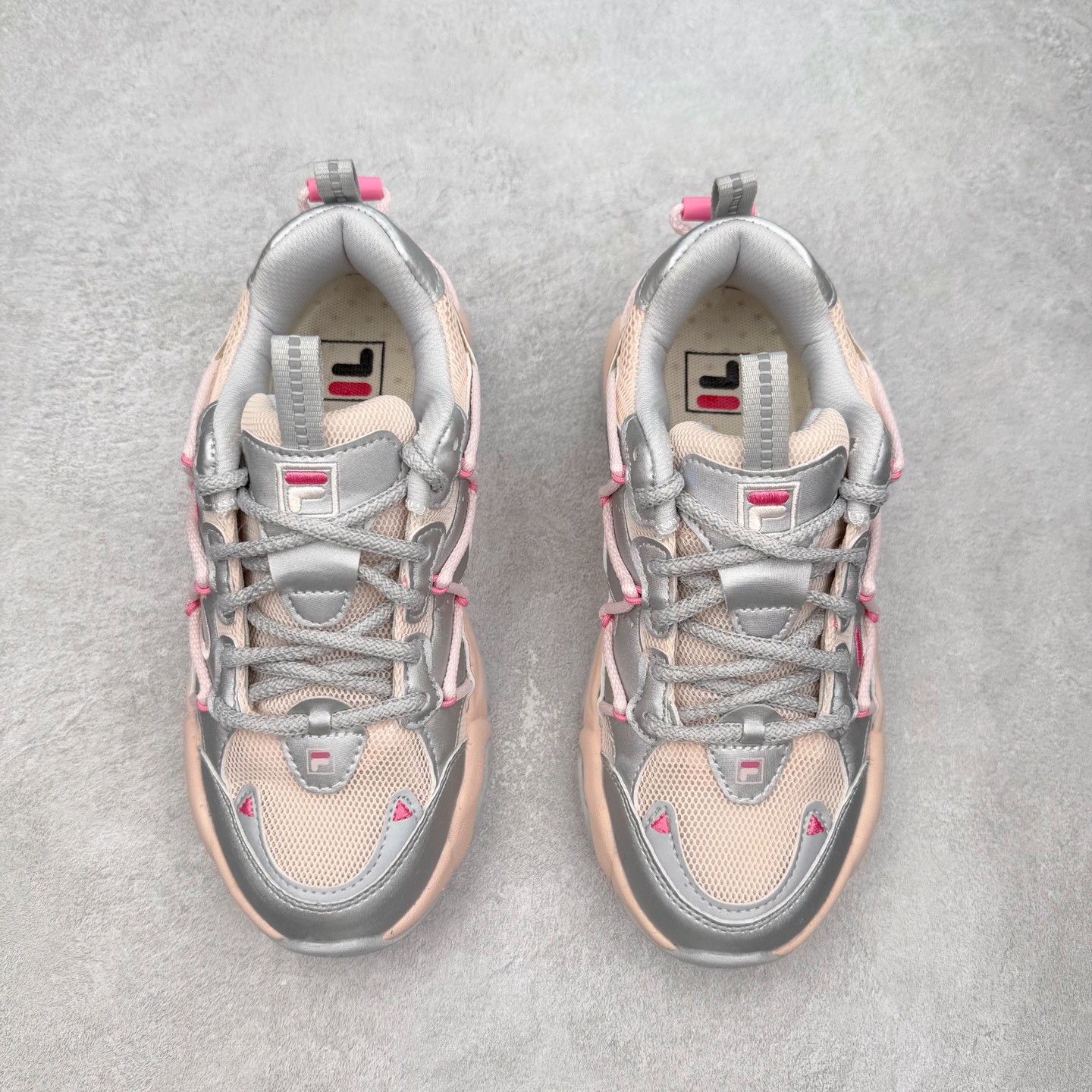 图片[2]-FILA斐乐 FLUID 6 猫爪织物合成革百搭潮流时尚个性运动复古经典减震耐磨低帮老爹鞋 FUSION 系列传承了 FILA 的百年基因，融入年轻运动及潮流文化，成为引领变革、创新突破的一代。以“1+N” 的跨界合作模式重现经典的同时创造经典。带来最出其不意的跨界合作惊喜。同时，FILAFUSION把FILA 的 DNA 融入到定制体验里，你可以随心制造厲于你的产品。FILA FUSION 的鞋家族涵盖了老爹鞋、跑步鞋、网球鞋、季节款。风格复古新潮，满足了时尚人士出行及各类运动的搭配需求，成为当下年轻人筷拥的鞋类品牌之一。FILA FUSION 走进年轻人的世界，通过年轻人运动，街舞，滑板，篮球，展现 FILA FUSION 的潮流态度和年轻文化。FILA FUSION 认为末来属于引领变革、创新突破的年轻一代，让我们一起构成 FILA 未来的蓝图吧！尺码：35.5 36 36.5 37.5 38 38.5 39 40 40.5 41 42 42.5 43 44 44.5 45-选品中心