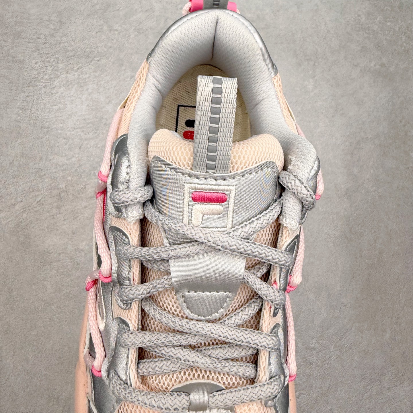 图片[5]-FILA斐乐 FLUID 6 猫爪织物合成革百搭潮流时尚个性运动复古经典减震耐磨低帮老爹鞋 FUSION 系列传承了 FILA 的百年基因，融入年轻运动及潮流文化，成为引领变革、创新突破的一代。以“1+N” 的跨界合作模式重现经典的同时创造经典。带来最出其不意的跨界合作惊喜。同时，FILAFUSION把FILA 的 DNA 融入到定制体验里，你可以随心制造厲于你的产品。FILA FUSION 的鞋家族涵盖了老爹鞋、跑步鞋、网球鞋、季节款。风格复古新潮，满足了时尚人士出行及各类运动的搭配需求，成为当下年轻人筷拥的鞋类品牌之一。FILA FUSION 走进年轻人的世界，通过年轻人运动，街舞，滑板，篮球，展现 FILA FUSION 的潮流态度和年轻文化。FILA FUSION 认为末来属于引领变革、创新突破的年轻一代，让我们一起构成 FILA 未来的蓝图吧！尺码：35.5 36 36.5 37.5 38 38.5 39 40 40.5 41 42 42.5 43 44 44.5 45-选品中心