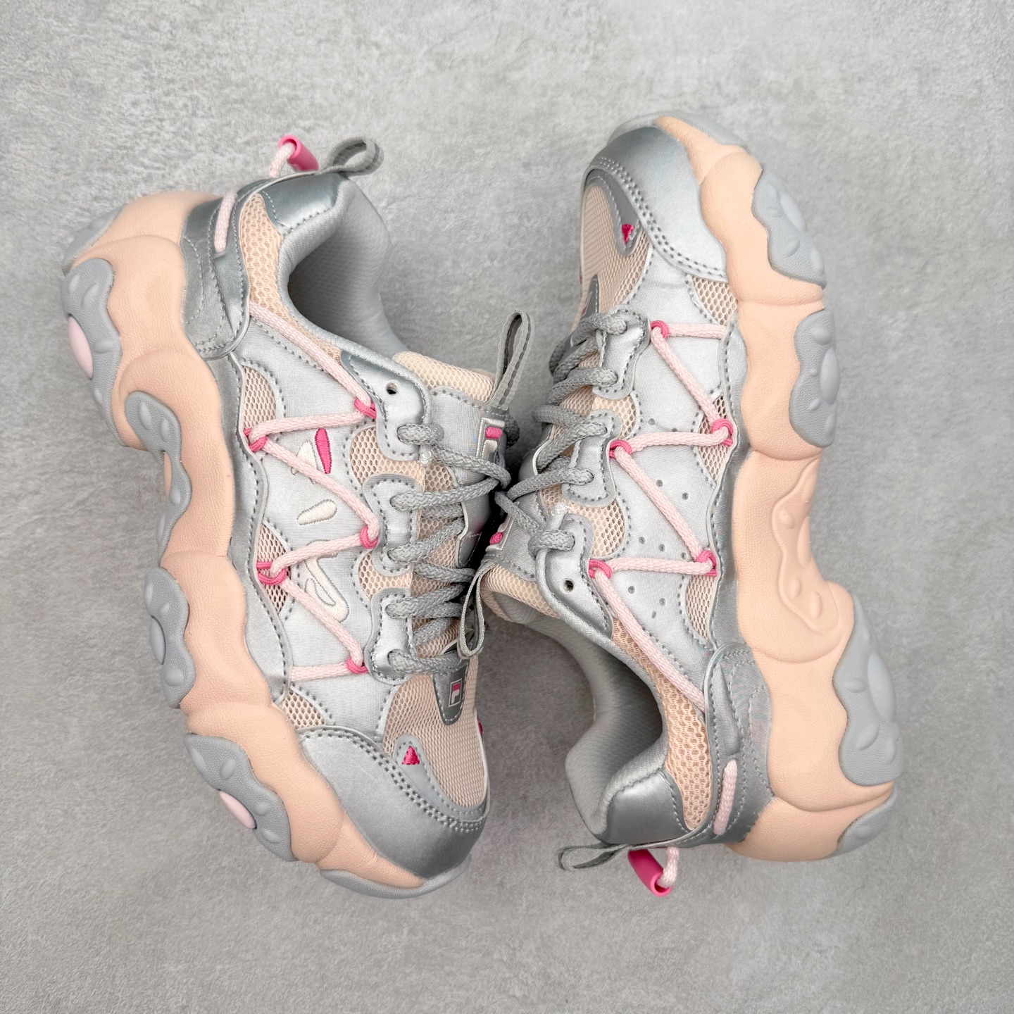 图片[3]-FILA斐乐 FLUID 6 猫爪织物合成革百搭潮流时尚个性运动复古经典减震耐磨低帮老爹鞋 FUSION 系列传承了 FILA 的百年基因，融入年轻运动及潮流文化，成为引领变革、创新突破的一代。以“1+N” 的跨界合作模式重现经典的同时创造经典。带来最出其不意的跨界合作惊喜。同时，FILAFUSION把FILA 的 DNA 融入到定制体验里，你可以随心制造厲于你的产品。FILA FUSION 的鞋家族涵盖了老爹鞋、跑步鞋、网球鞋、季节款。风格复古新潮，满足了时尚人士出行及各类运动的搭配需求，成为当下年轻人筷拥的鞋类品牌之一。FILA FUSION 走进年轻人的世界，通过年轻人运动，街舞，滑板，篮球，展现 FILA FUSION 的潮流态度和年轻文化。FILA FUSION 认为末来属于引领变革、创新突破的年轻一代，让我们一起构成 FILA 未来的蓝图吧！尺码：35.5 36 36.5 37.5 38 38.5 39 40 40.5 41 42 42.5 43 44 44.5 45-选品中心