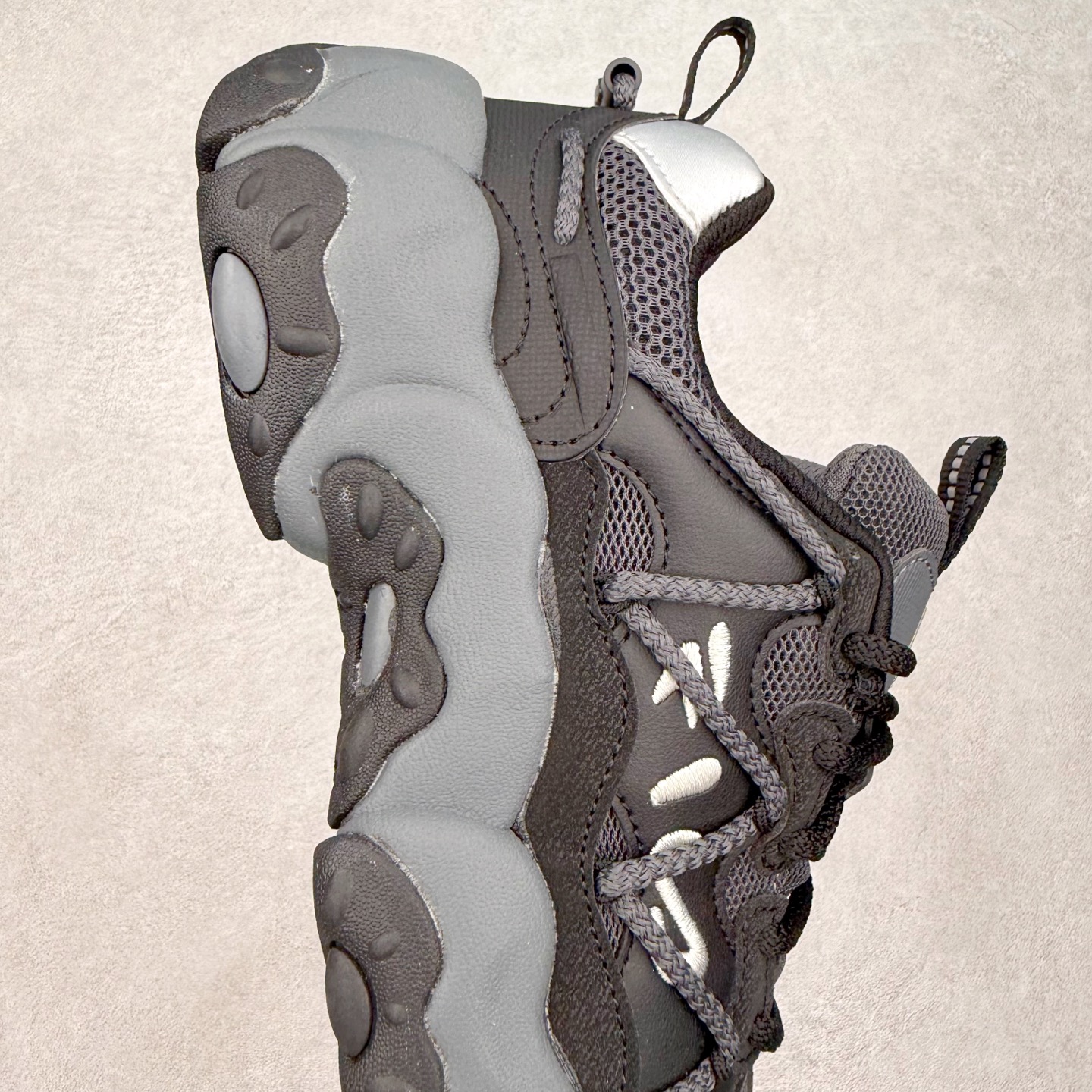 图片[6]-FILA斐乐 FLUID 6 猫爪织物合成革百搭潮流时尚个性运动复古经典减震耐磨低帮老爹鞋 FUSION 系列传承了 FILA 的百年基因，融入年轻运动及潮流文化，成为引领变革、创新突破的一代。以“1+N” 的跨界合作模式重现经典的同时创造经典。带来最出其不意的跨界合作惊喜。同时，FILAFUSION把FILA 的 DNA 融入到定制体验里，你可以随心制造厲于你的产品。FILA FUSION 的鞋家族涵盖了老爹鞋、跑步鞋、网球鞋、季节款。风格复古新潮，满足了时尚人士出行及各类运动的搭配需求，成为当下年轻人筷拥的鞋类品牌之一。FILA FUSION 走进年轻人的世界，通过年轻人运动，街舞，滑板，篮球，展现 FILA FUSION 的潮流态度和年轻文化。FILA FUSION 认为末来属于引领变革、创新突破的年轻一代，让我们一起构成 FILA 未来的蓝图吧！尺码：35.5 36 36.5 37.5 38 38.5 39 40 40.5 41 42 42.5 43 44 44.5 45-选品中心