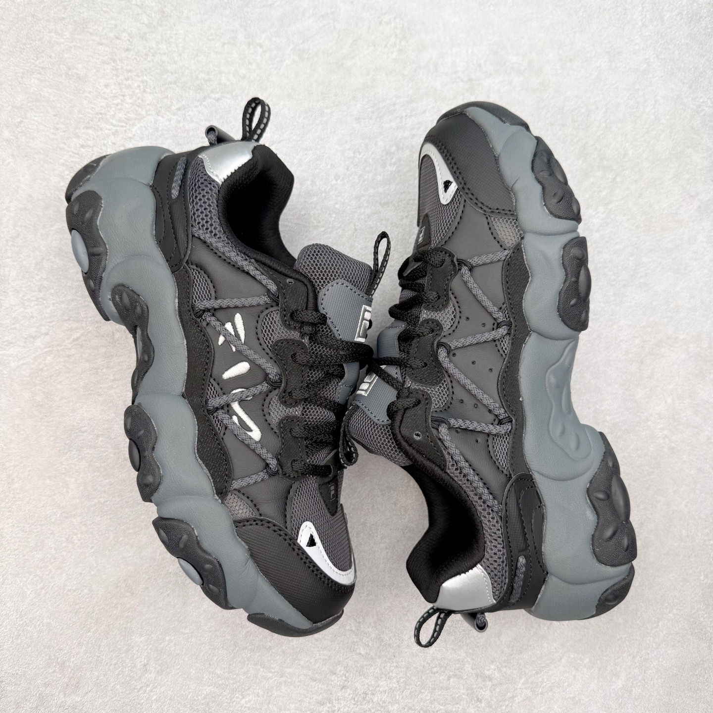 图片[3]-FILA斐乐 FLUID 6 猫爪织物合成革百搭潮流时尚个性运动复古经典减震耐磨低帮老爹鞋 FUSION 系列传承了 FILA 的百年基因，融入年轻运动及潮流文化，成为引领变革、创新突破的一代。以“1+N” 的跨界合作模式重现经典的同时创造经典。带来最出其不意的跨界合作惊喜。同时，FILAFUSION把FILA 的 DNA 融入到定制体验里，你可以随心制造厲于你的产品。FILA FUSION 的鞋家族涵盖了老爹鞋、跑步鞋、网球鞋、季节款。风格复古新潮，满足了时尚人士出行及各类运动的搭配需求，成为当下年轻人筷拥的鞋类品牌之一。FILA FUSION 走进年轻人的世界，通过年轻人运动，街舞，滑板，篮球，展现 FILA FUSION 的潮流态度和年轻文化。FILA FUSION 认为末来属于引领变革、创新突破的年轻一代，让我们一起构成 FILA 未来的蓝图吧！尺码：35.5 36 36.5 37.5 38 38.5 39 40 40.5 41 42 42.5 43 44 44.5 45-选品中心