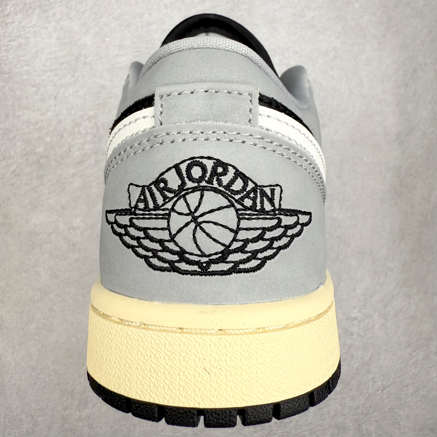 图片[8]-＃DT纯原 Air Jordan AJ1 Low 低帮 HQ2010-012 终端优势供应 市面中低帮最具代表性版本没有之一 口碑大厂出品 品控大底版型不断改良更新 全套原纸板楦头开发 确保原汁原味 完美呈现版型 完美零毛边处理 原厂内置全掌气垫 价格定位良心 平台专用代工流水线出品 一眼公司既视感 拿到手的一瞬间就与众不同 碾压市面所有版本 全部原鞋开发 每一个配色都会采购原鞋确认细节 打破市面看图做货无好货之说 尺码：35.5 36 36.5 37.5 38 38.5 39 40 40.5 41 42 42.5 43 44 44.5 45 46-选品中心