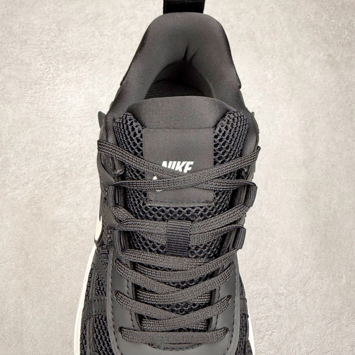 图片[5]-NK V2K Runtekk 减震防滑低帮 复古老爹鞋跑步鞋 FD0376-001 鞋款被命名为 Runtekk 设计上借鉴了 2000 年的跑鞋风格 配色上以金属银为主调 简练又有复古运动气质 材质上使用大面积网眼、皮革、TPU 组成 支撑和透气性肯定不错 中底处由 Cushlon 泡绵打造 保证在压马路时可以提供优秀脚感 并通过一手做旧氧化效果突出复古感 中底造型很容易让大家联想到巴黎世家3XL 增高效果同样不能忽视 尺码：36 36.5 37.5 38 38.5 39 40 40.5 41 42 42.5 43 44 44.5 45-选品中心